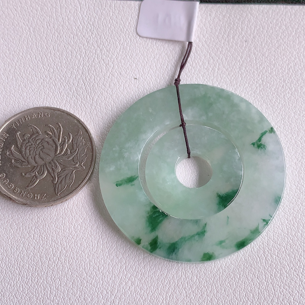 冰润飘花子母平安扣吊坠，厚装饱满，冰润剔透，细腻水足，种质润泽，飘花灵动，佩戴优雅大气，W49.28   尺寸：42.5-3.6mm