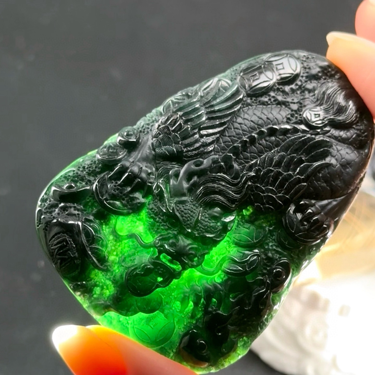 精品墨翠飞龙在天 种好色正 黑度好 打灯通透 油性十足 尺寸66