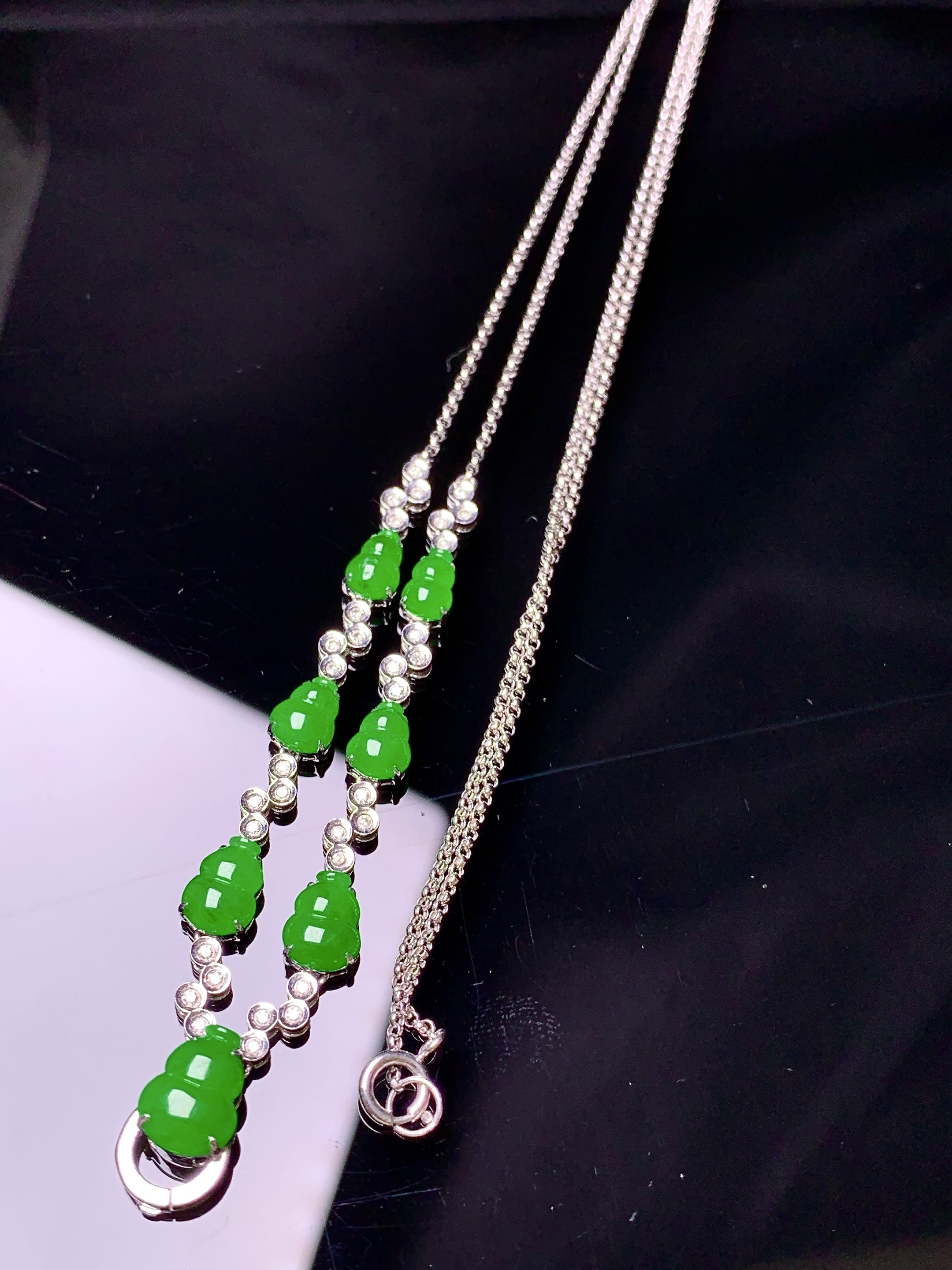 18k金钻镶嵌满绿葫芦多用项链 玉质细腻 色泽艳丽清新 水润亮眼 整体尺寸58*6.7*4.5y4