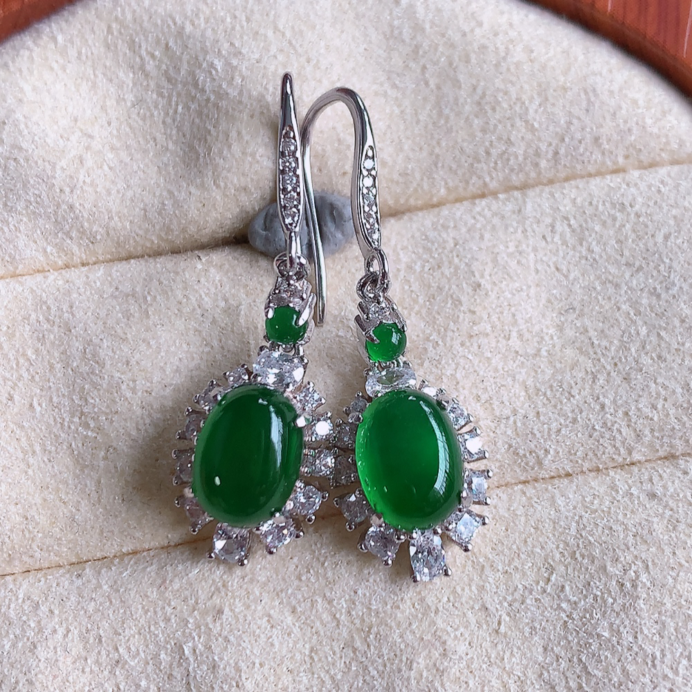 冰满绿翡翠925银镶嵌耳钉，自然光实拍，翠色灵动，颜色漂亮，种老水足，品相佳，佩戴佳品！W502.28  取一整体尺寸：14.5-9.5-6mm  裸石尺寸：8-5.8mm