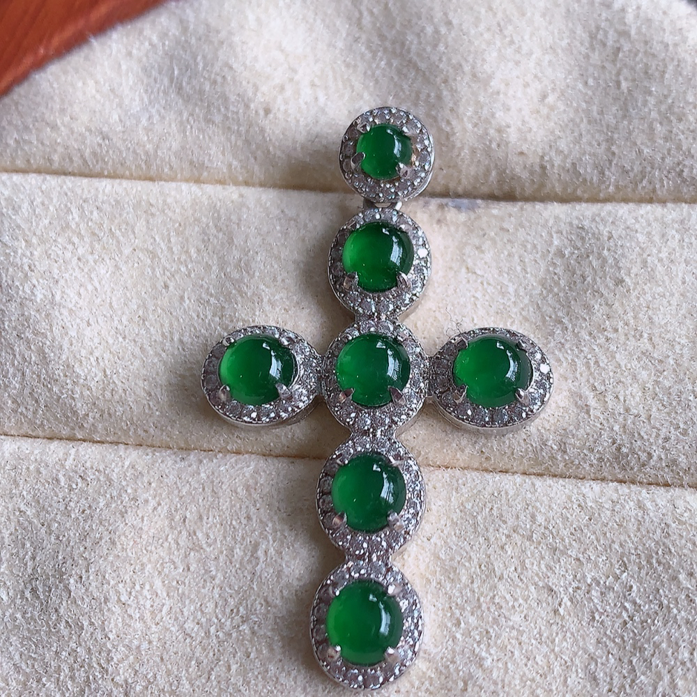 冰满绿翡翠925银镶嵌十字架挂件，自然光实拍，翠色灵动，颜色漂亮，种老水足，品相佳，佩戴佳品！W50