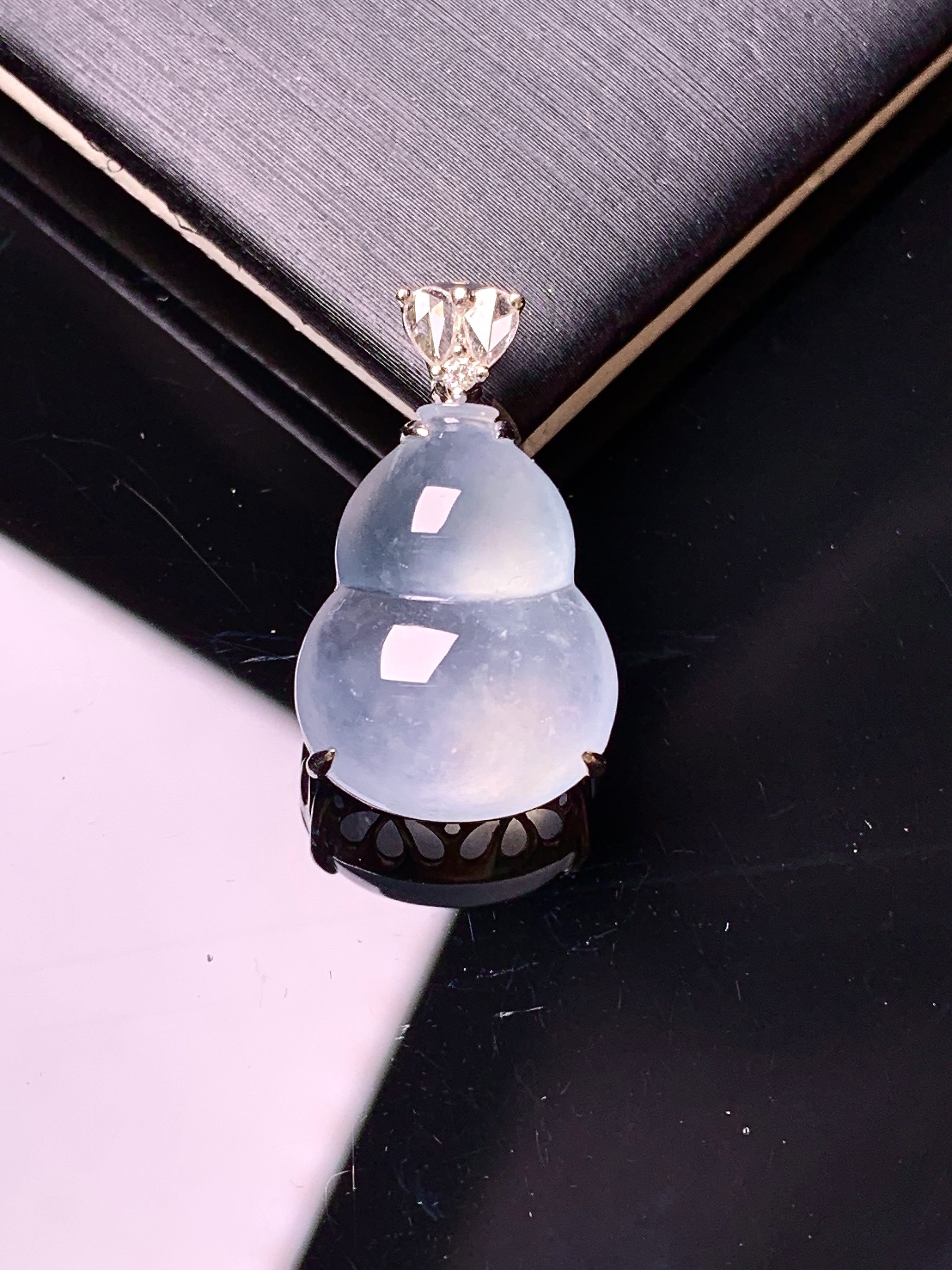 18k金钻镶嵌冰种葫芦吊坠 玉质细腻 色泽艳丽清新 水润亮眼 整体尺寸23*13.5*8.2g2