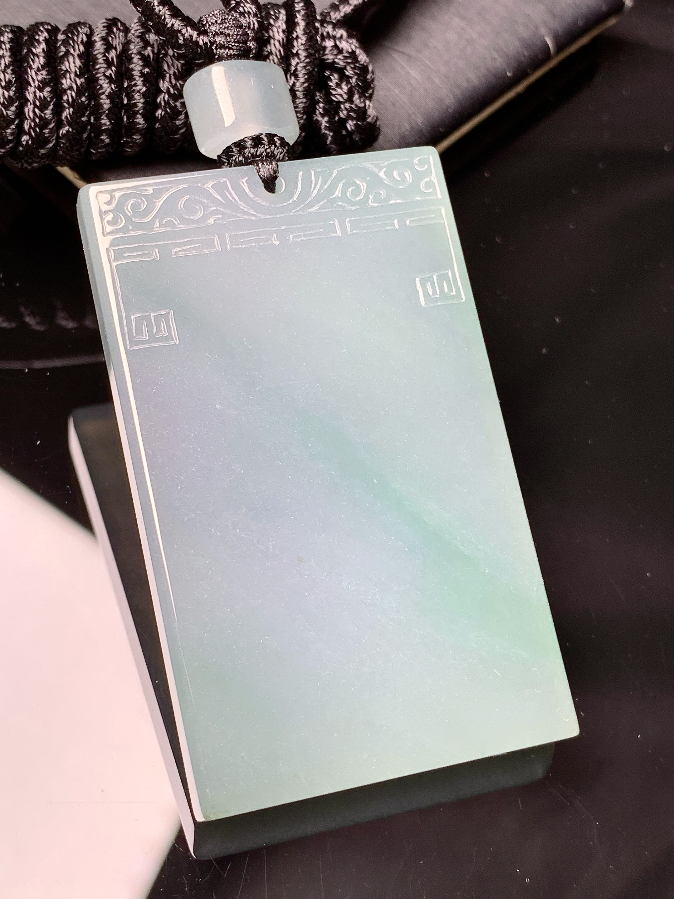 飘绿无事牌吊坠 玉质细腻 色泽艳丽清新 水润亮眼 整体尺寸50.5*30.2*5.8L1