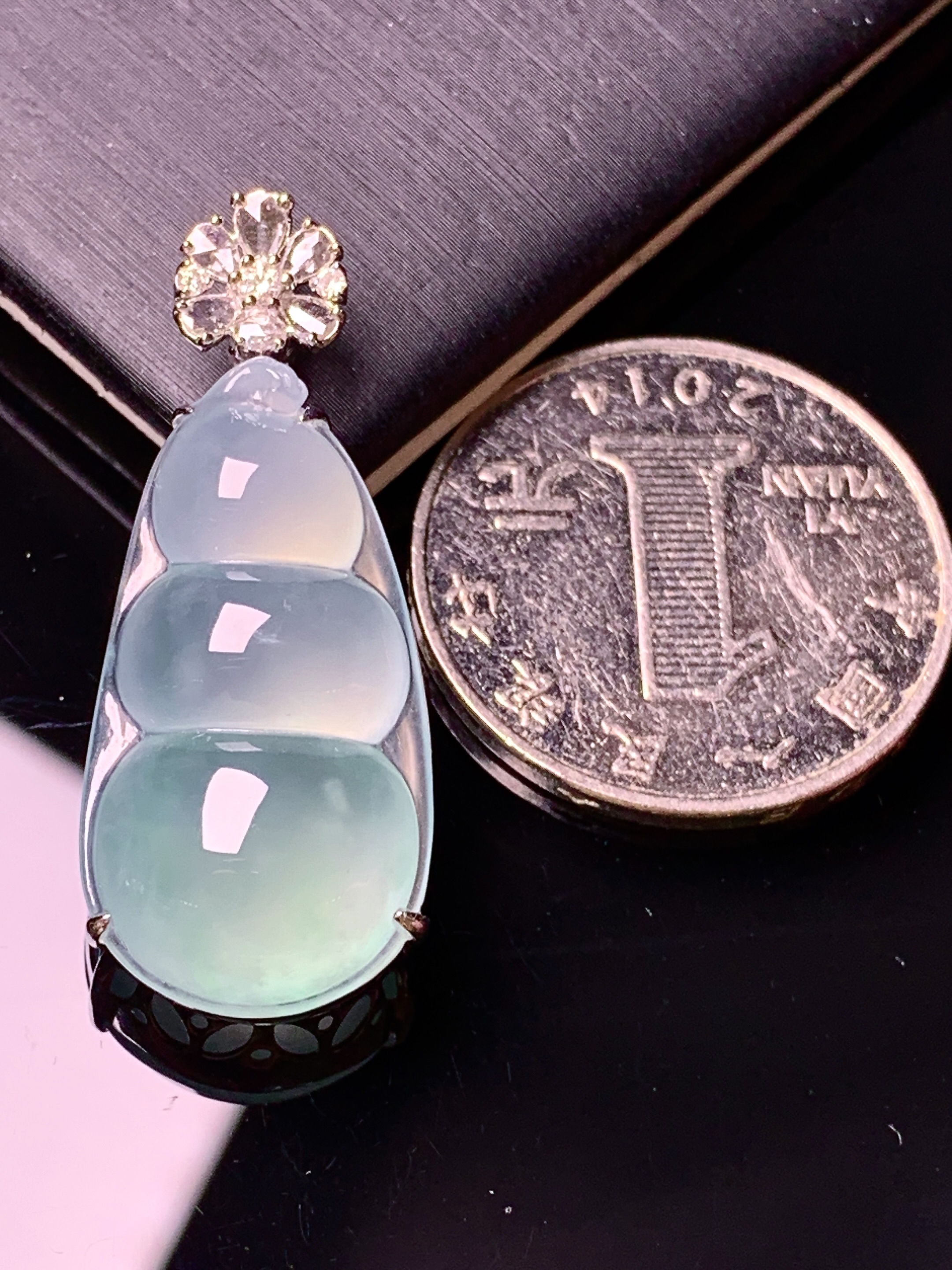 18k金钻镶嵌冰种四季豆吊坠 玉质细腻 色泽艳丽清新 水润亮眼 整体尺寸35.6*14.5*9g2