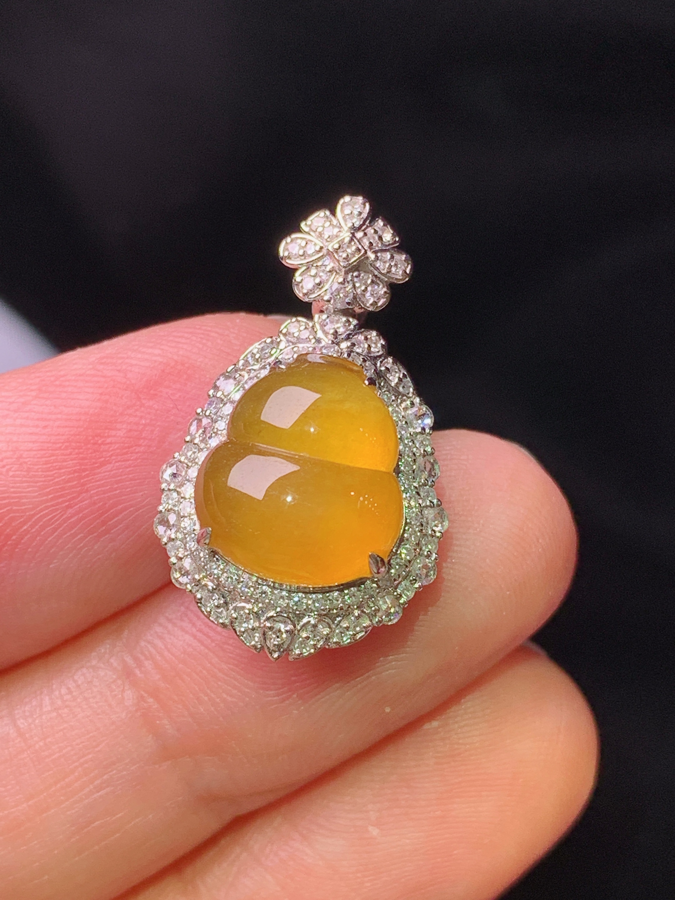 18k金钻镶嵌黄翡葫芦吊坠 玉质细腻 色泽艳丽清新 水润亮眼 整体尺寸24*14.5*10.8g2