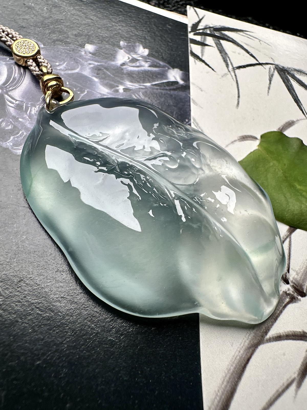 【冰种随形树叶】天空蓝老坑料，叶面饱满，种水上乘，质地致密细腻，品相上佳，冰润通透，起强荧光