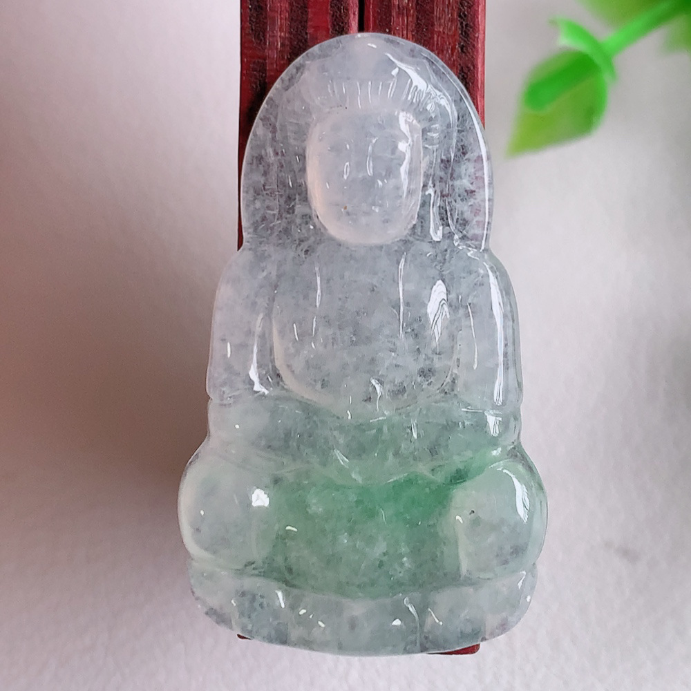 冰润精雕飘花观音吊坠，法相端庄大气，工艺精湛，种色浓郁，细腻饱满冰润，种老水足，收藏佳品，佩戴大气 