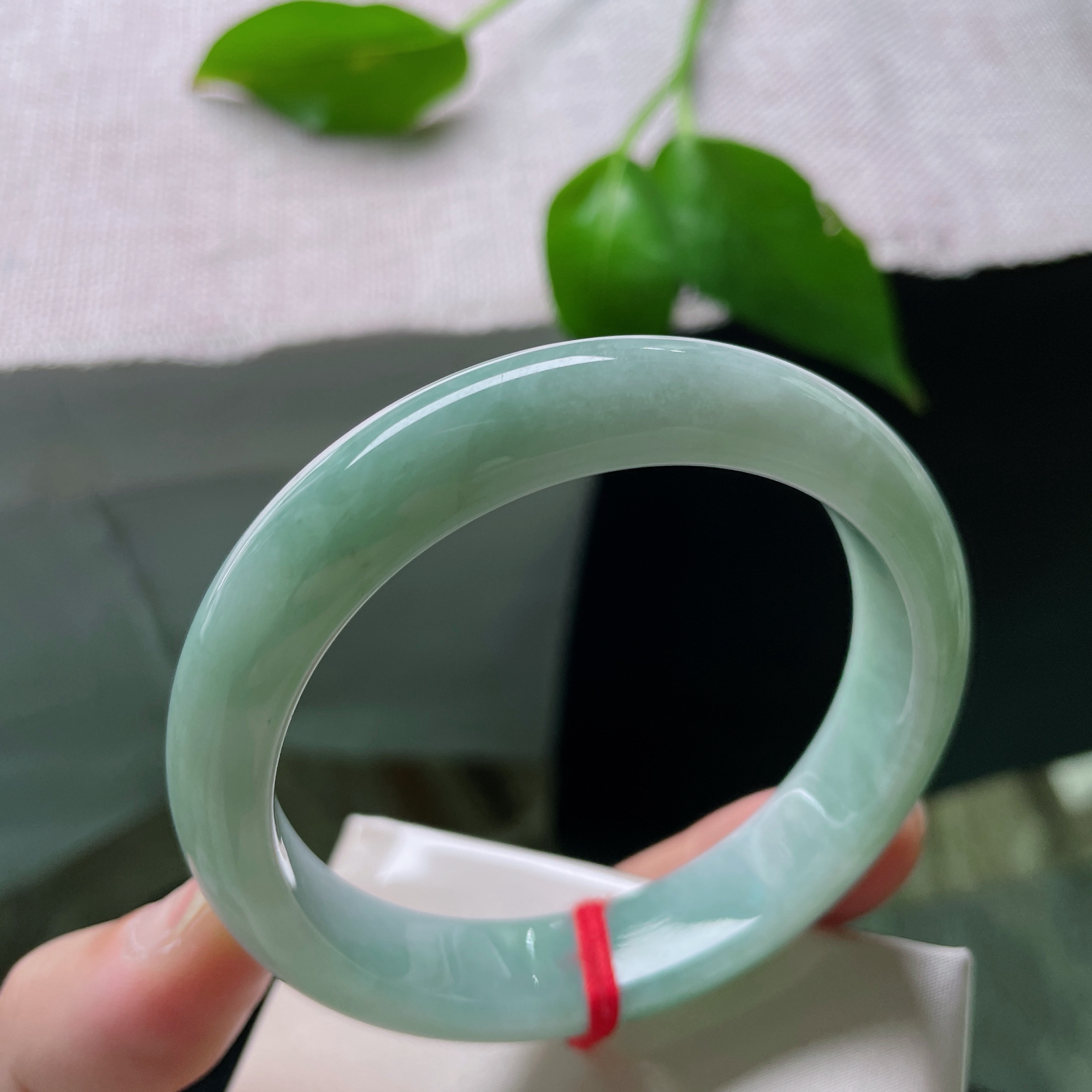 尺寸：56.8/12.7/7.7，绿底正圈，水润，柔润细腻，上手显白，皮纹不显。