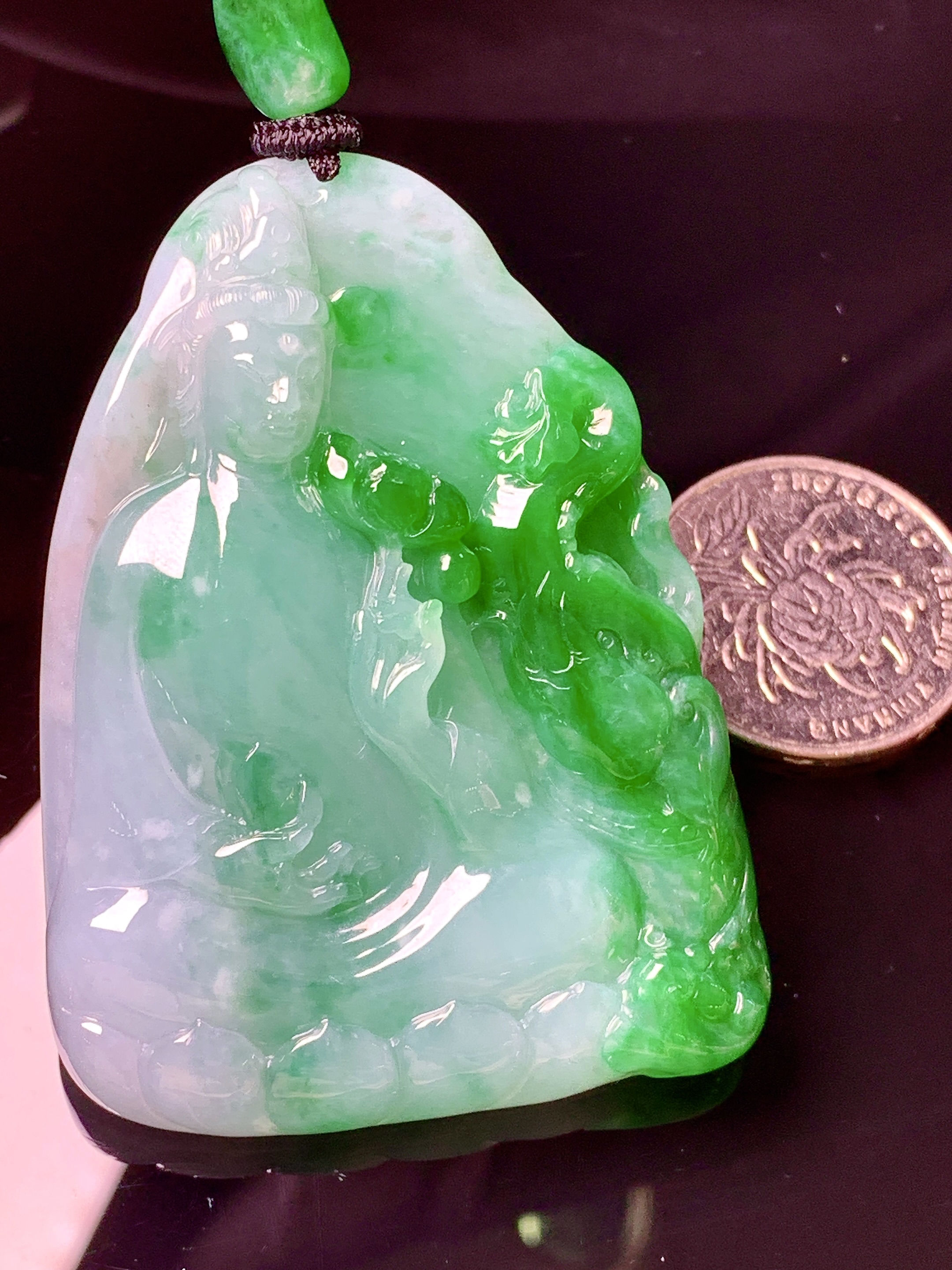 飘绿观音菩萨吊坠 玉质细腻 色泽艳丽清新 水润亮眼 整体尺寸61.5*45.8*8.2w1