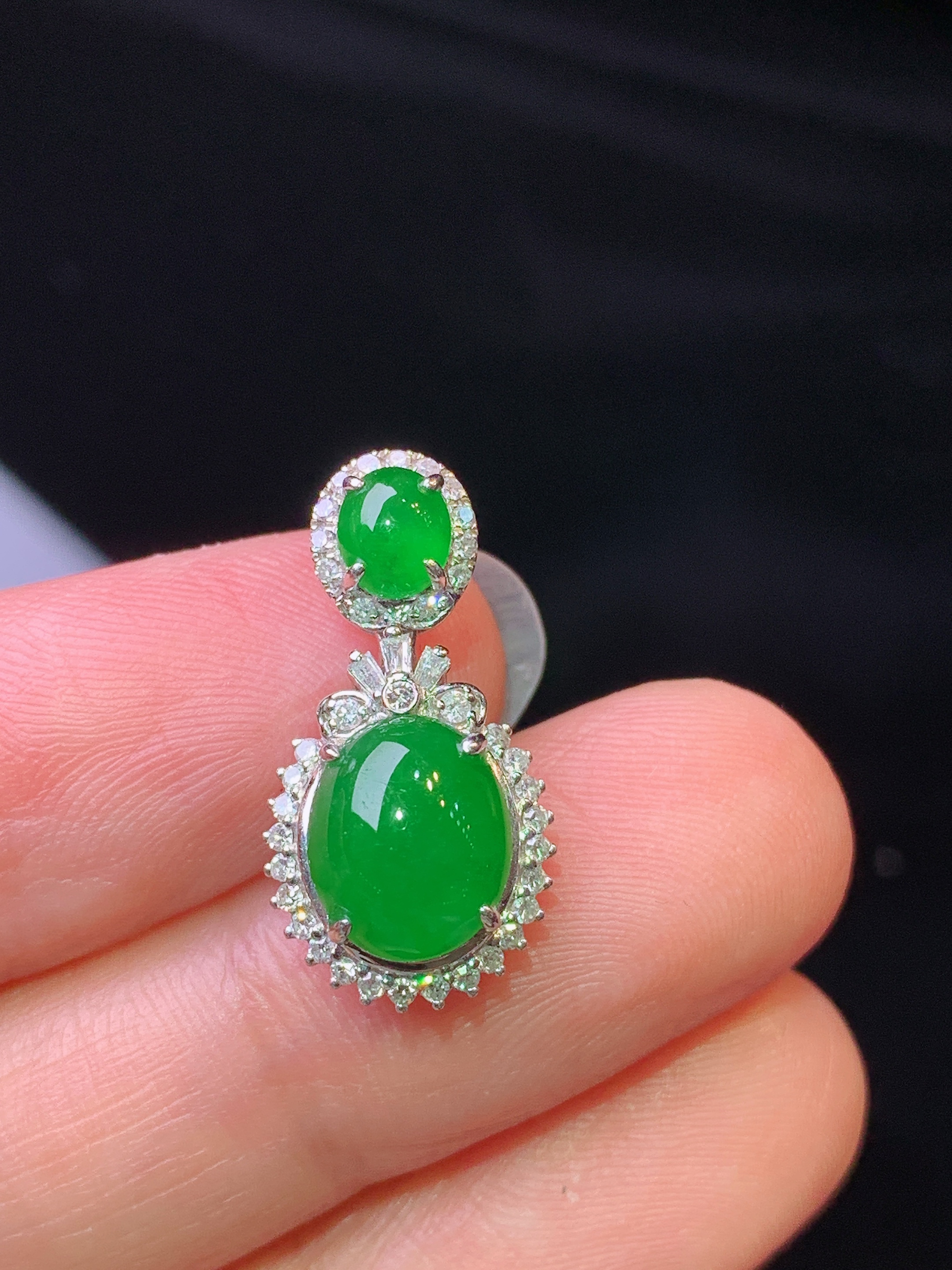 18k金钻镶嵌满绿蛋面吊坠 玉质细腻 色泽艳丽清新 水润亮眼 整体尺寸20.6*10.8*7.3b2