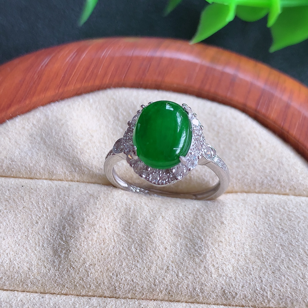 冰润满绿精美环形翡翠戒指  玉质细腻  冰清玉润  飘花灵动  颜色漂亮  W502.28   内径尺寸：17-13-7.8mm  裸石尺寸：10-8mm