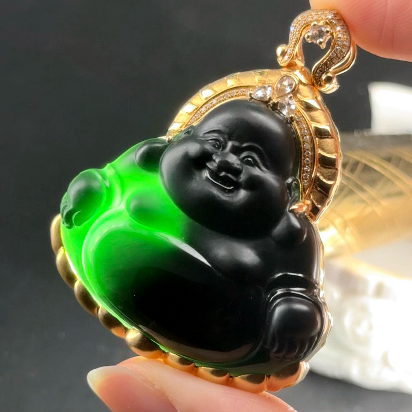 精品18k墨翠大肚佛 种好色正 黑度极好 打灯通透 油性十足  尺寸51.7