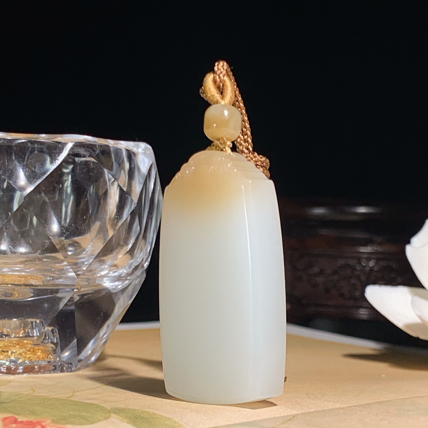 新疆和田玉且末糖平安无事牌挂件。尺寸44/24/10重26克 玉质细腻油润 底色纯净 脂粉好，品质好。lt260330