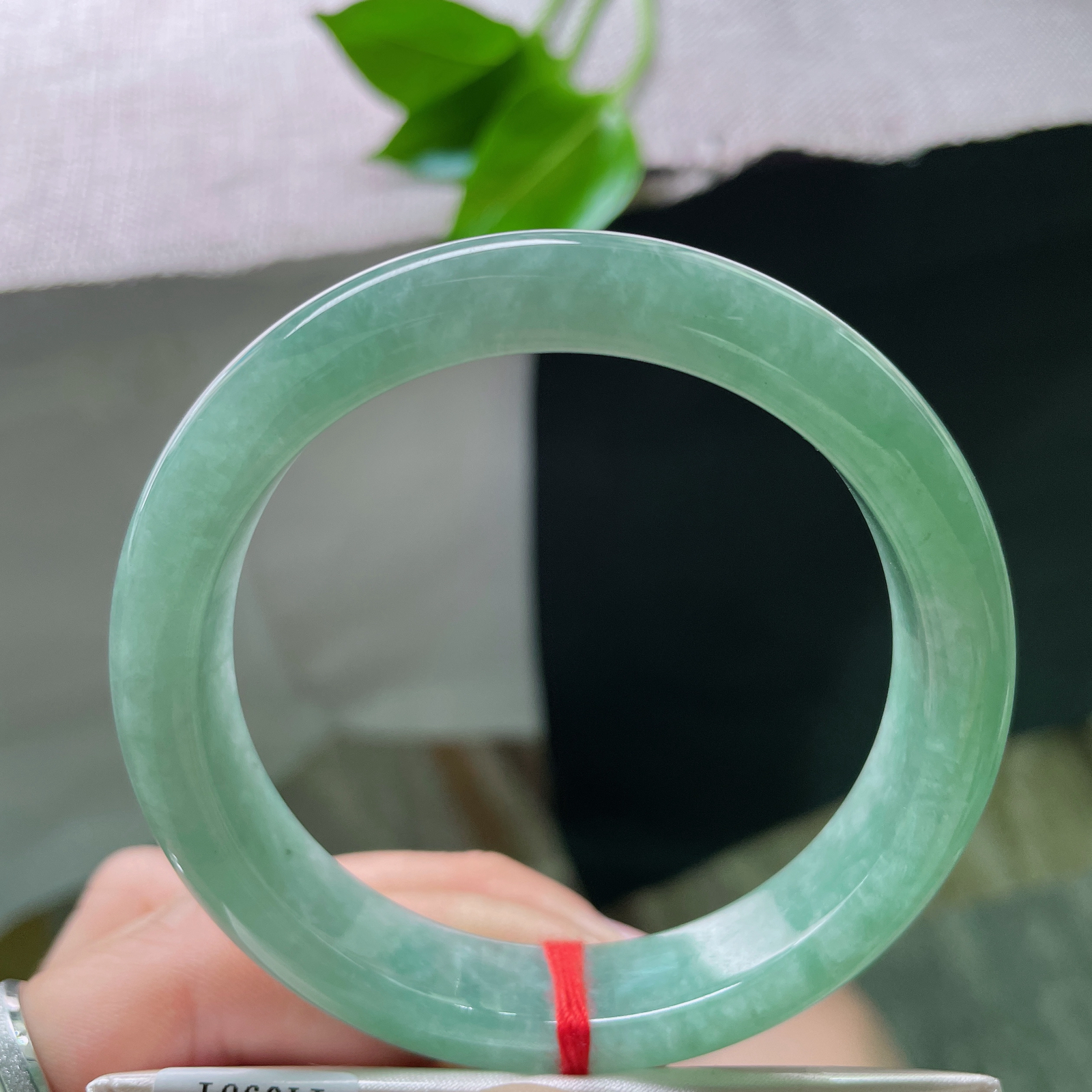 尺寸：55.8/11.7/7.9，绿底，水润，细腻，优雅，甜美，大气。