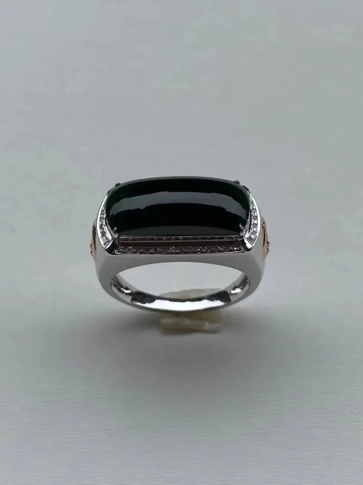 墨翠：【马鞍戒指】18K金+南非钻镶嵌，细腻干净，黑度极黑，性价比高·做工精致，打灯透绿 裸石尺寸：18.2*8.0