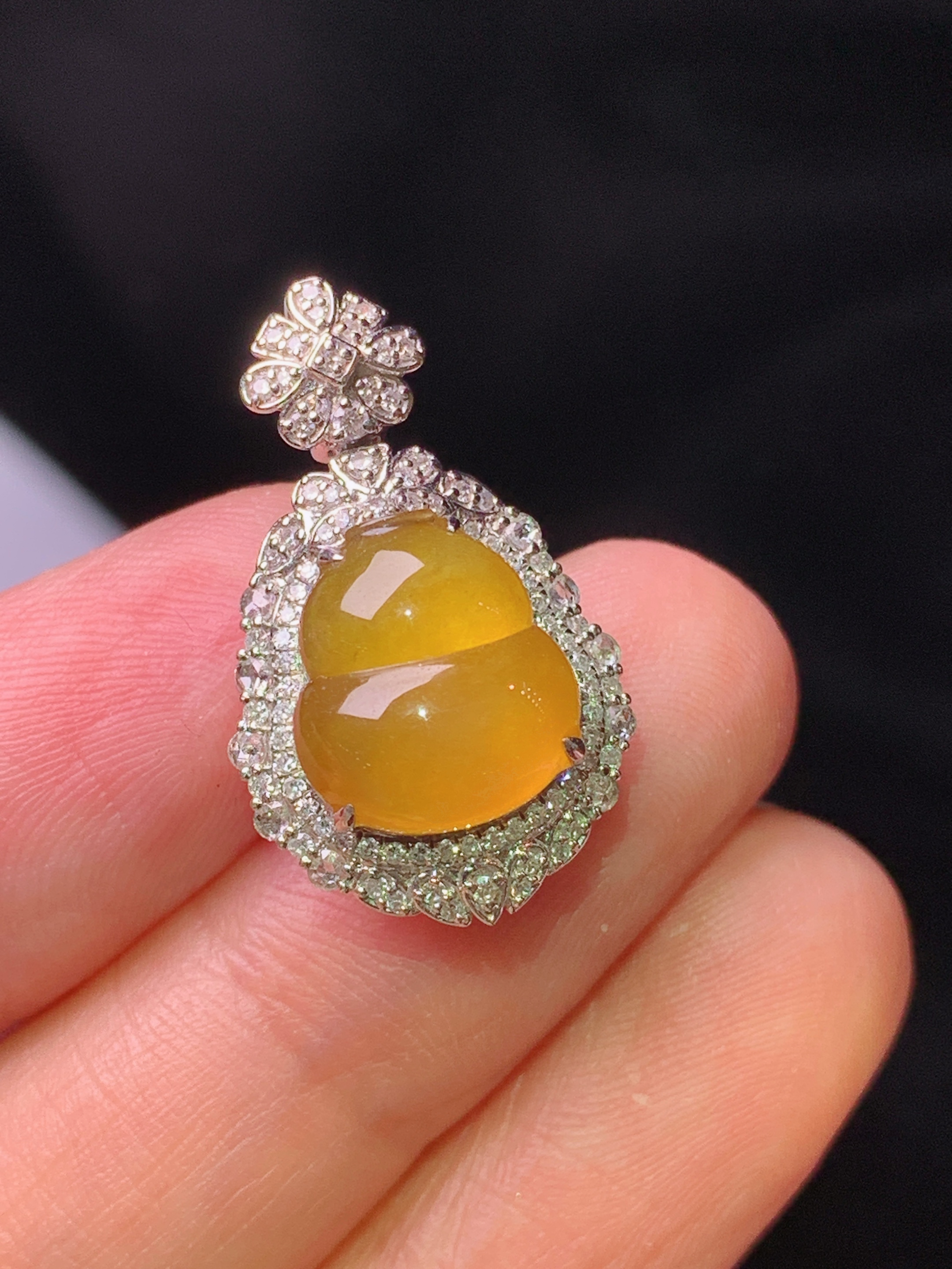 18k金钻镶嵌黄翡葫芦吊坠 玉质细腻 色泽艳丽清新 水润亮眼 整体尺寸24*14.5*10.8g2