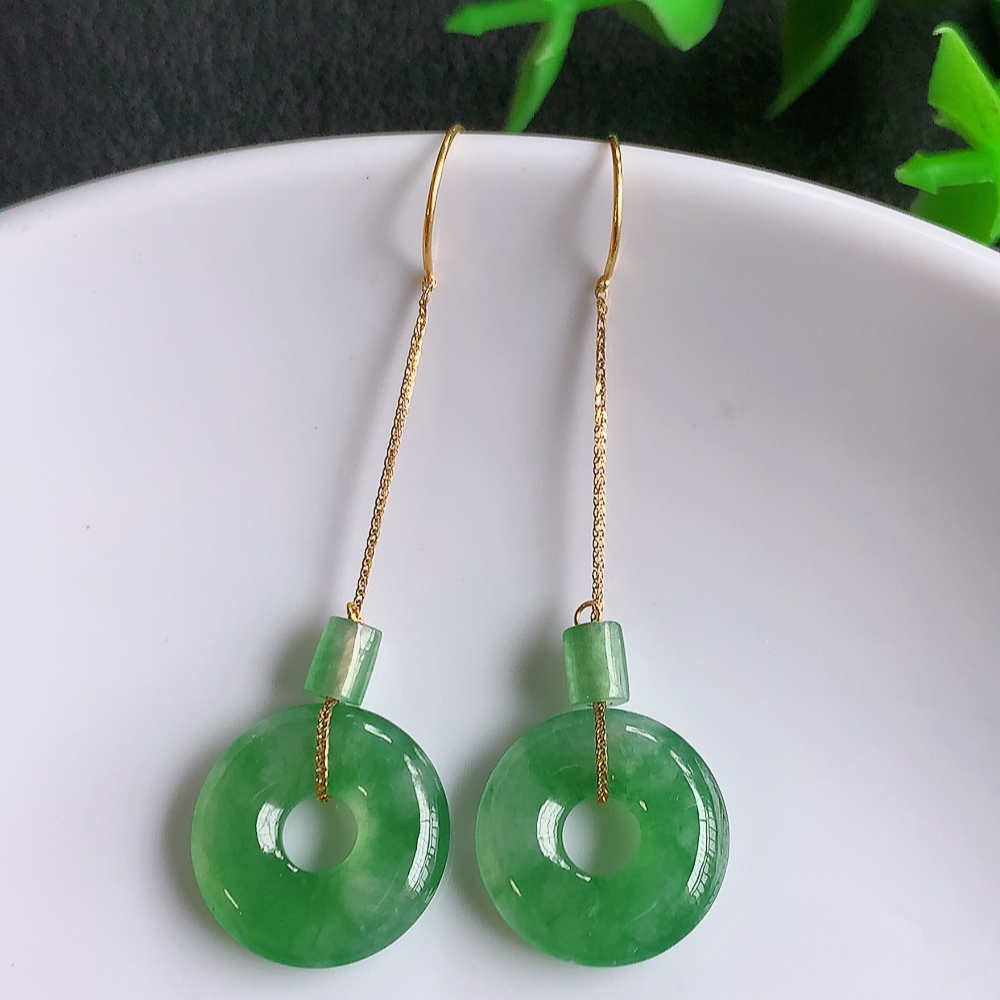 18k金冰满绿翡翠耳钉，自然光实拍，翠色灵动，颜色漂亮，种老水足，品相佳，佩戴佳品！W01.28  