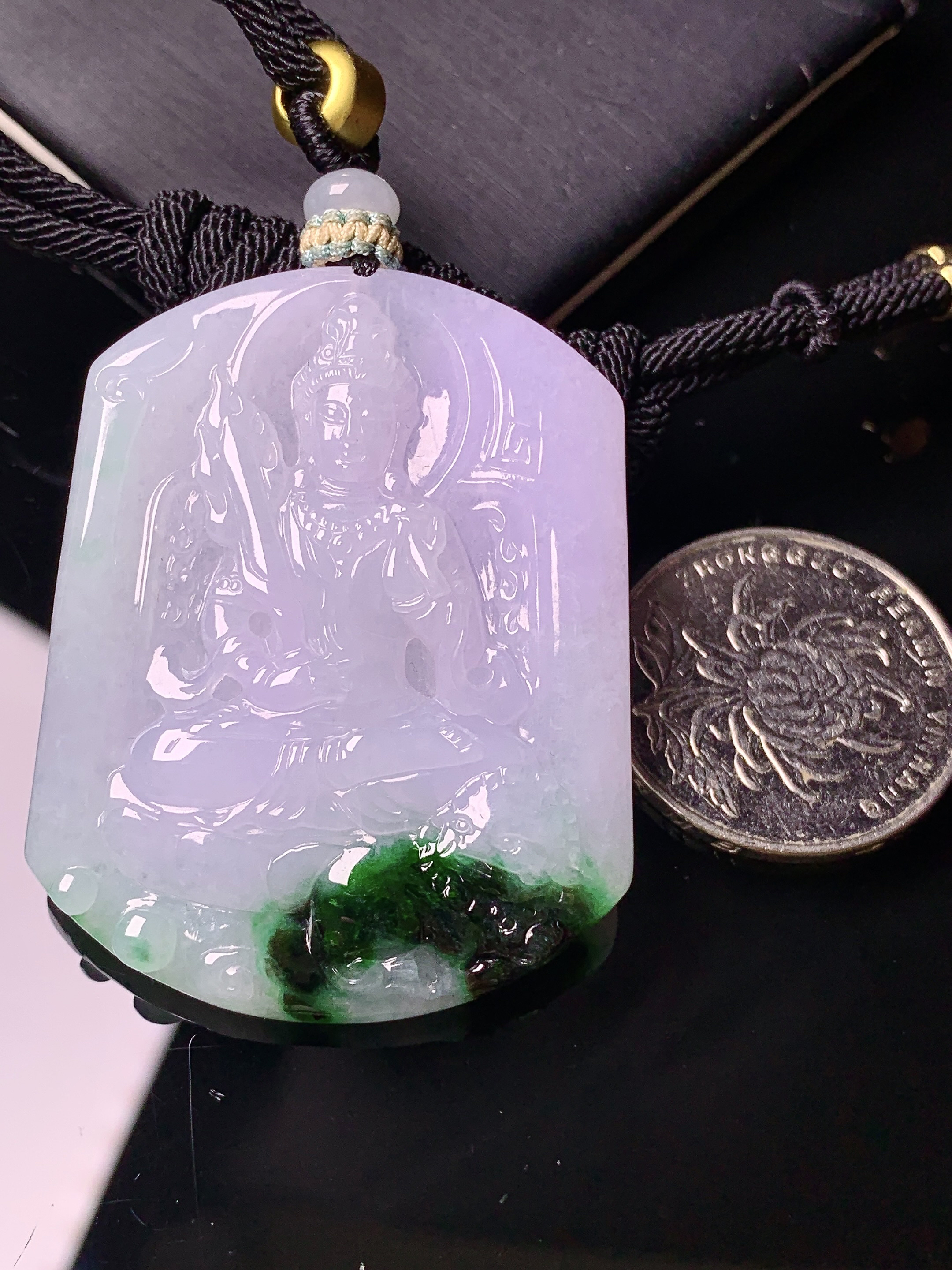 飘绿观音菩萨吊坠 玉质细腻 色泽艳丽清新 水润亮眼 整体尺寸47.2*37.5*5.6w 1