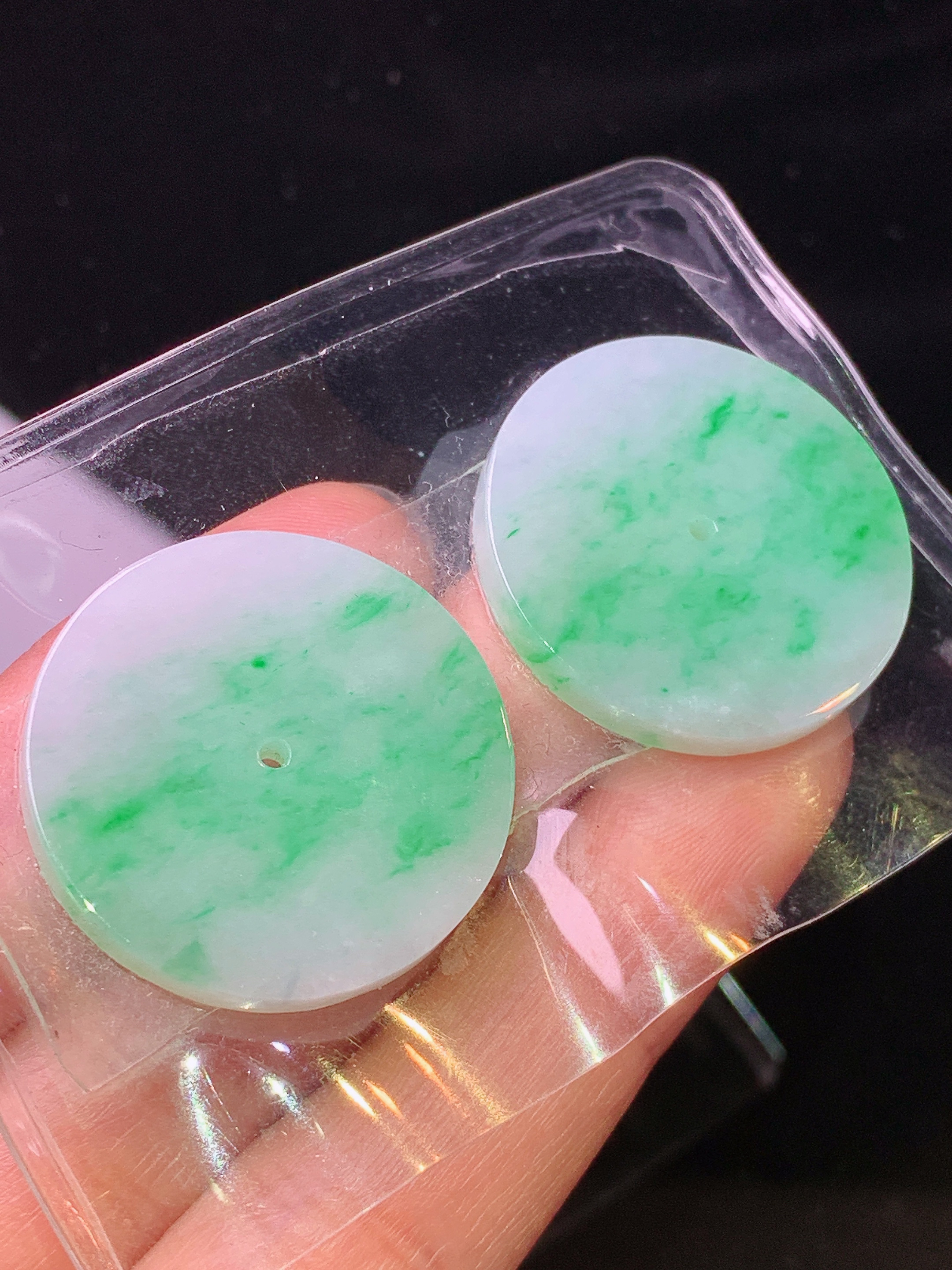 飘绿圆牌一对 玉质细腻 色泽艳丽清新 水润亮眼 整体尺寸25.8*3.2L2