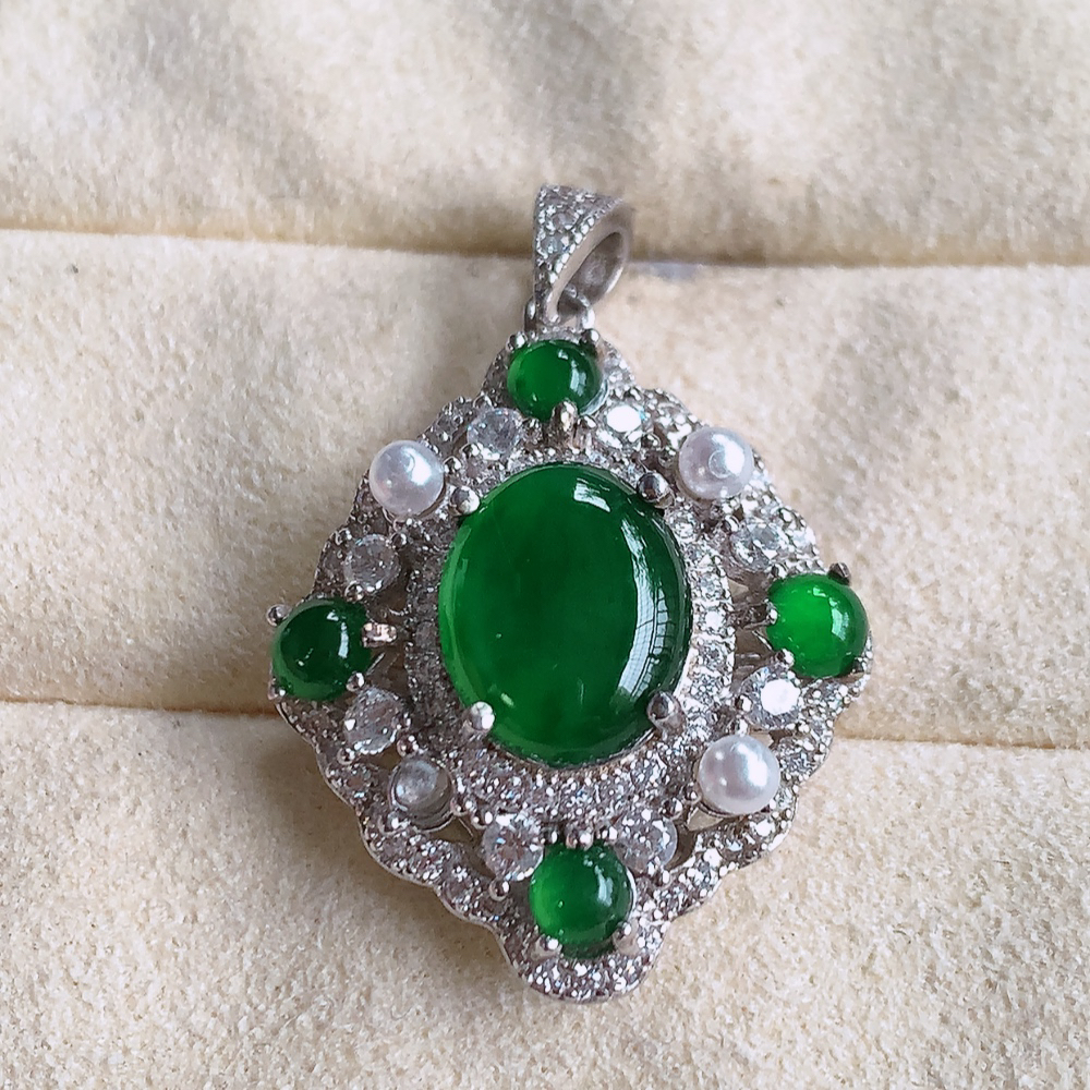 冰润飘绿蛋面翡翠吊坠，925银镶嵌 质地细腻，清秀高雅，饱满圆润  款式大方经典，颜色鲜艳，沁人心脾，高质量精品   W502.28  整体尺寸：25.5-20-8.8mm   裸石尺寸：10-8mm