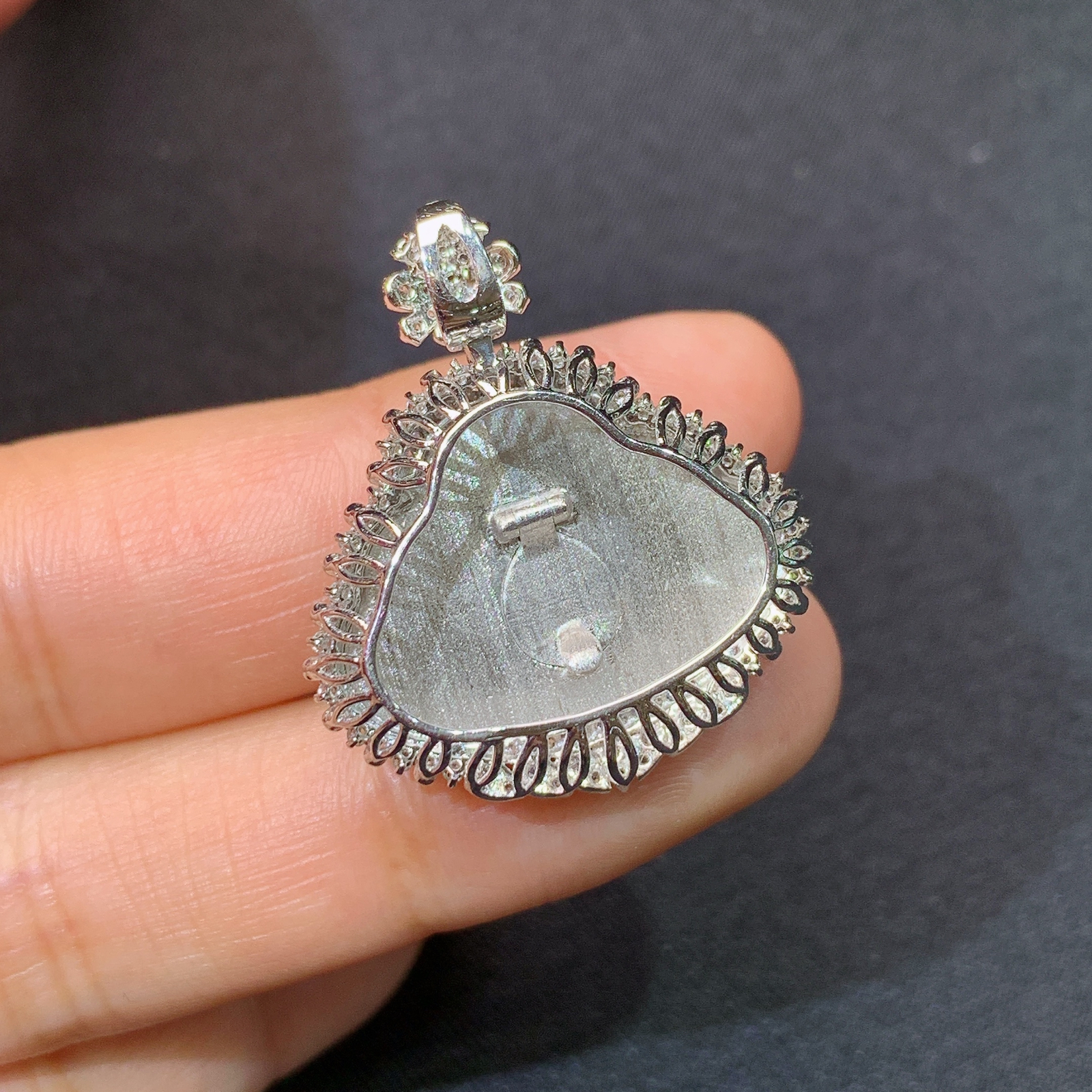 冰阳绿笑佛吊坠，18k金镶嵌，冰润色阳，品相好，种水足，Xj 尺寸29*24.9*10 F1