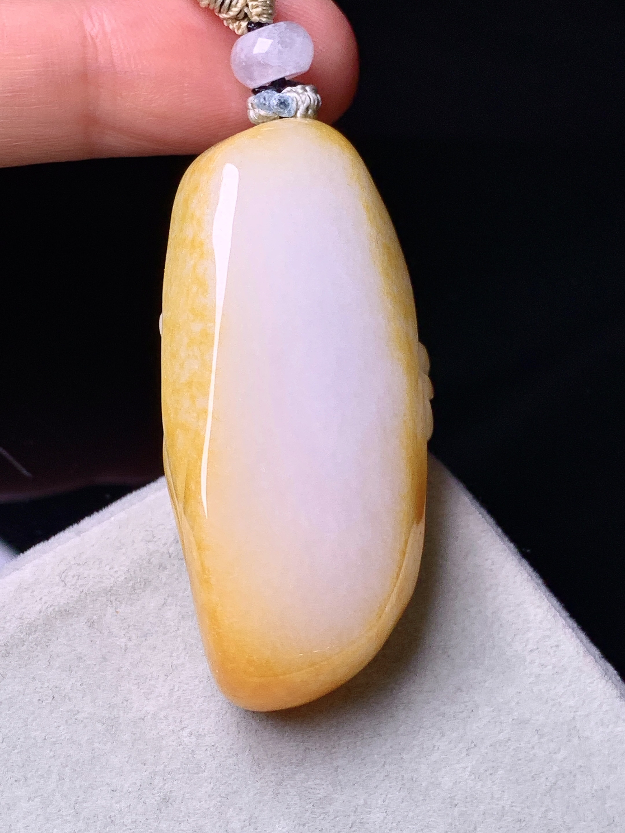 飘黄绿翡财神爷吊坠 玉质细腻 色泽艳丽清新 水润亮眼 整体尺寸46.8*23.6*13.8w1