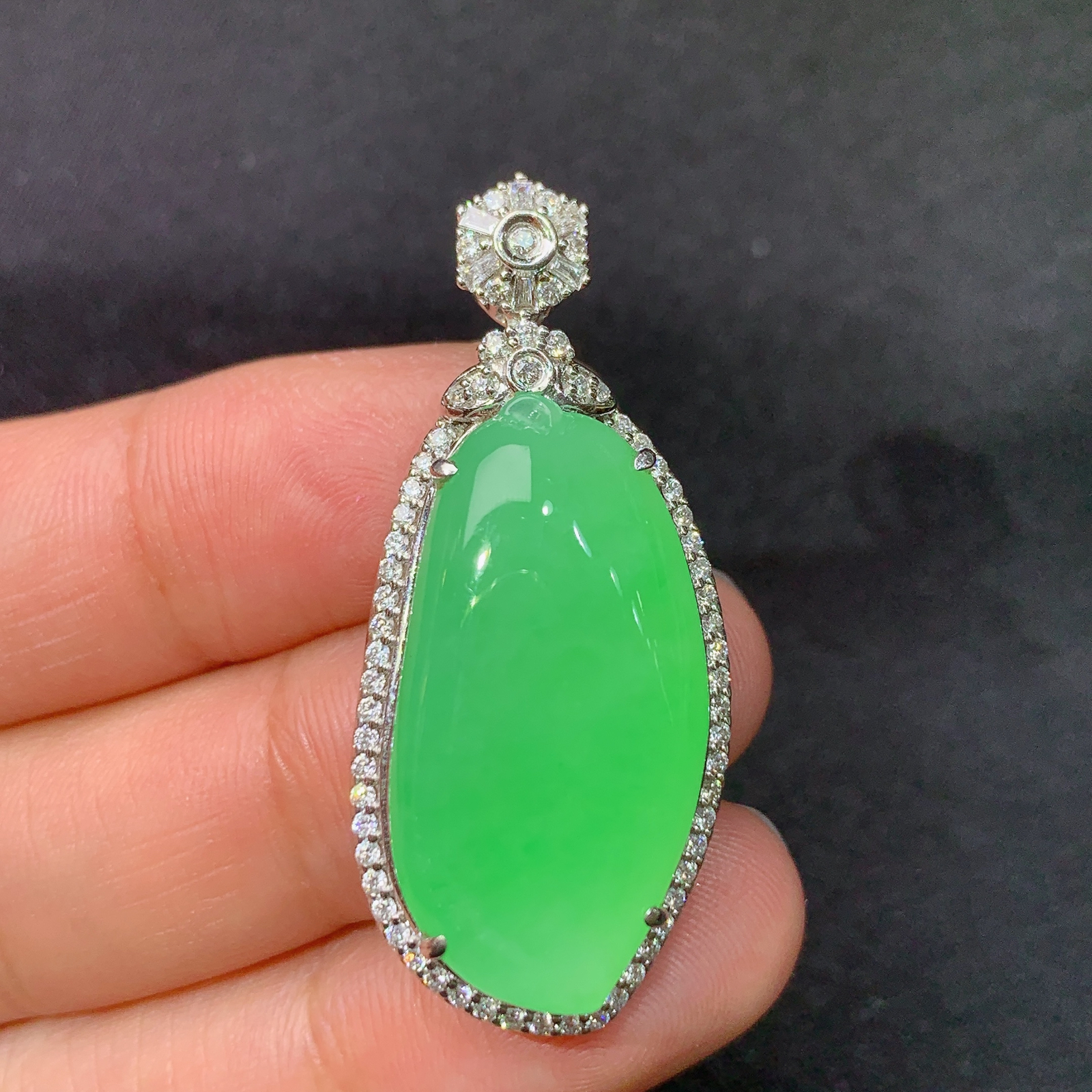 冰阳绿福瓜吊坠，18k金镶嵌，冰润色阳，玉质细腻，种水足，B1 尺寸39.3*17.2*9.9