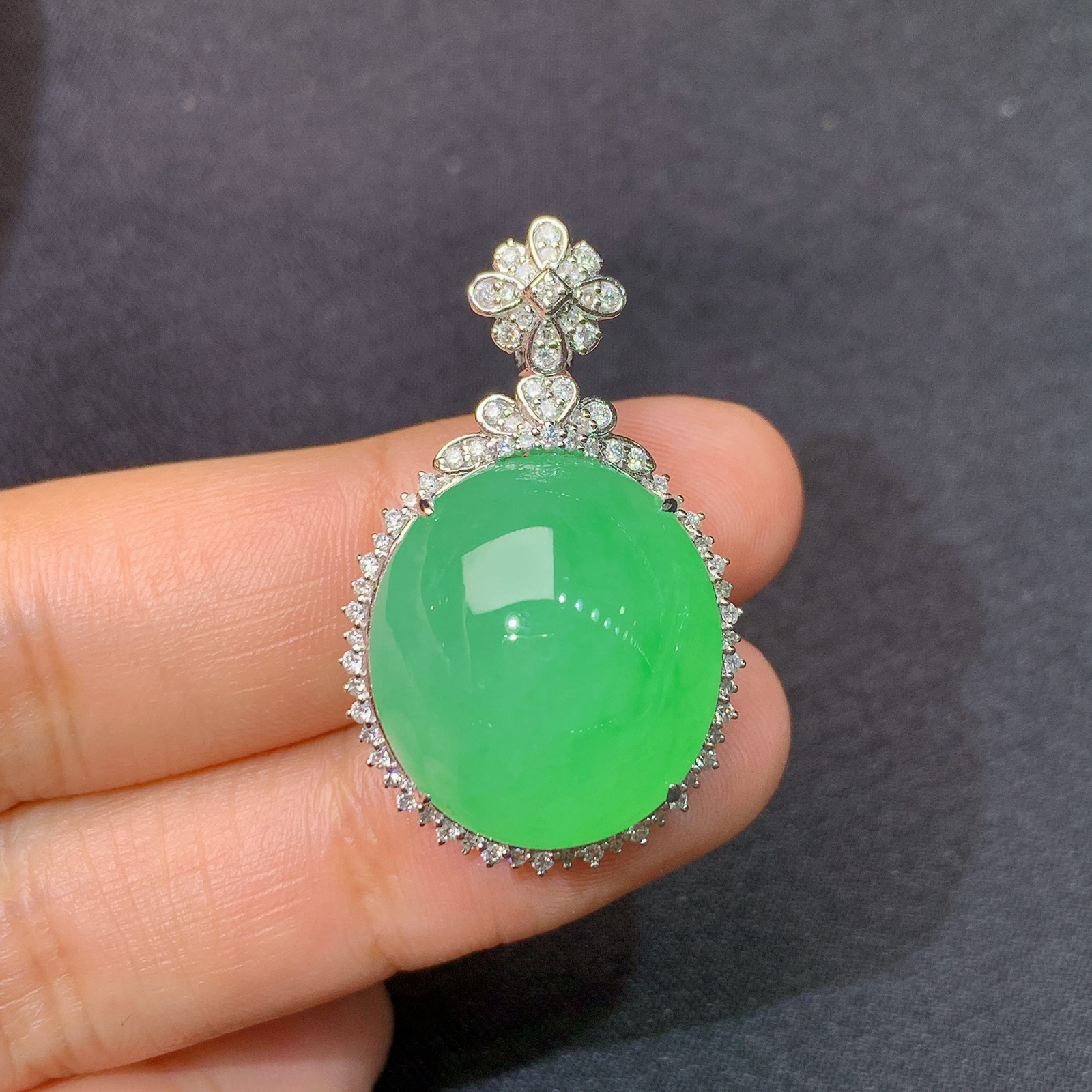 冰翠绿蛋面吊坠，18k金镶嵌，冰润色阳，玉质细腻，种水足，Xj 尺寸32.7*20.4*12.2 F