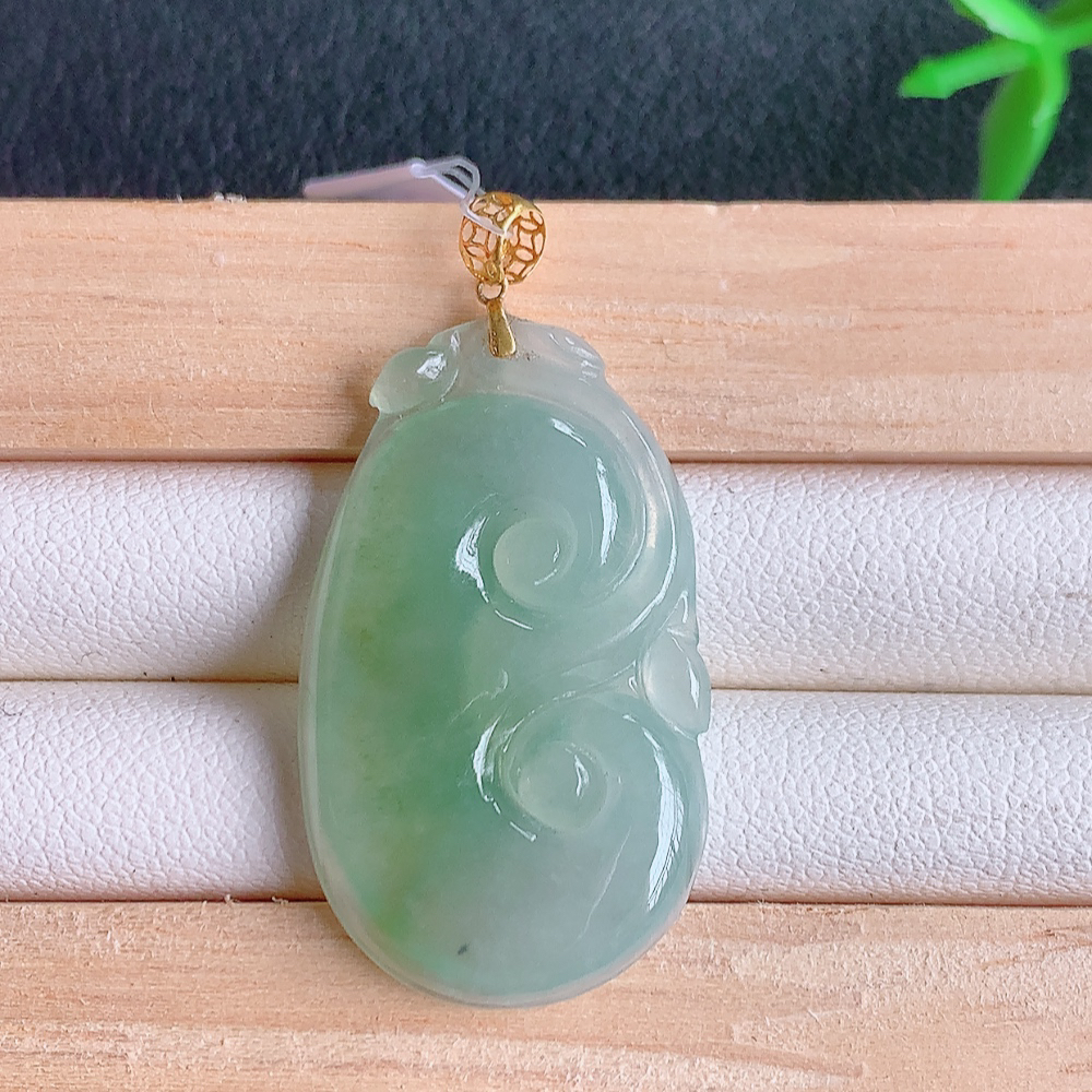 18k金扣冰润吉祥如意翡翠吊坠  寓意“万事如意，吉祥如意,福寿绵长 心想事成”饱满大气，通透水润  W49.28  尺寸：30-18-3.6mm