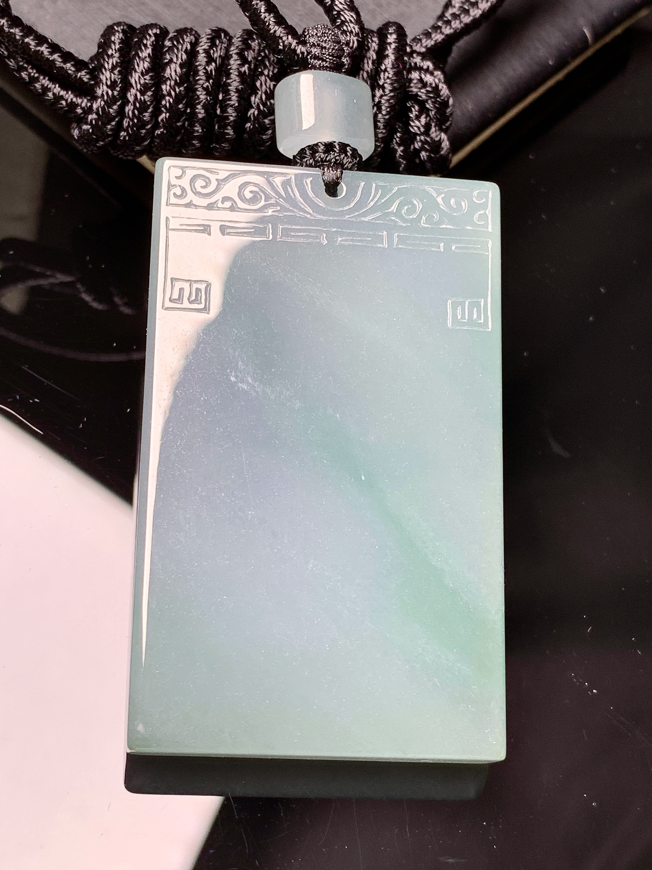 飘绿无事牌吊坠 玉质细腻 色泽艳丽清新 水润亮眼 整体尺寸50.5*30.2*5.8L1