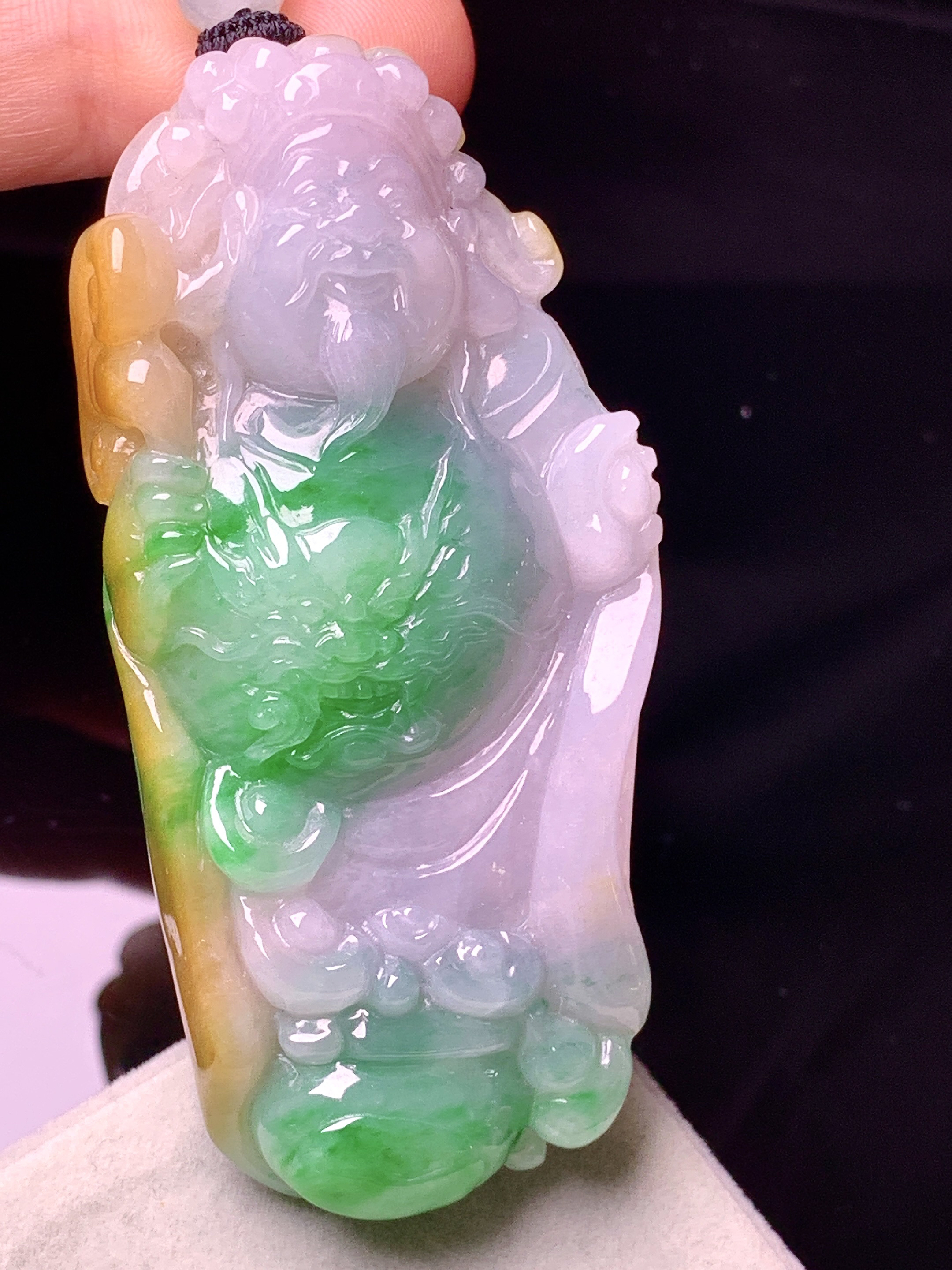 黄绿财神爷吊坠 玉质细腻 色泽艳丽清新 水润亮眼 整体尺寸70*33.8*14.5w1