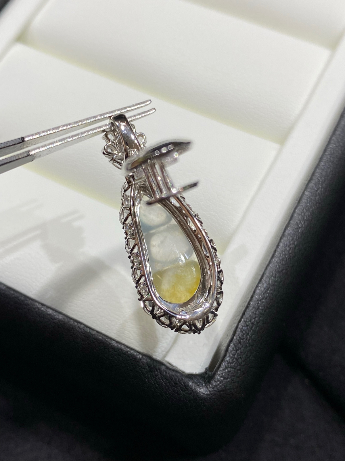 高冰 起光 黄翡 亮黄 色泽仙亮 18k

整体尺寸30.8-12-10.4