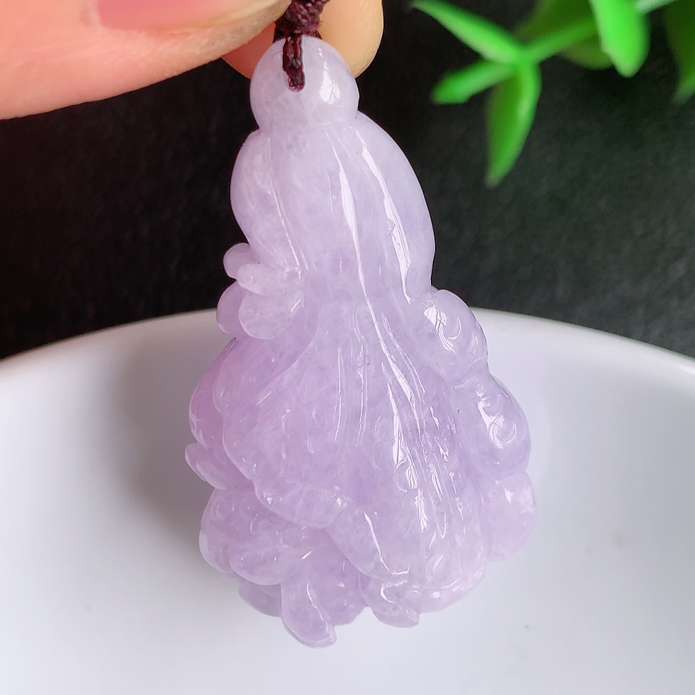 冰润紫罗兰白菜吊坠  玉质细腻，巧雕白菜，叶脉纹理细密，饱和紧密;茎叶粗壮有力，白菜”音通“百财”，