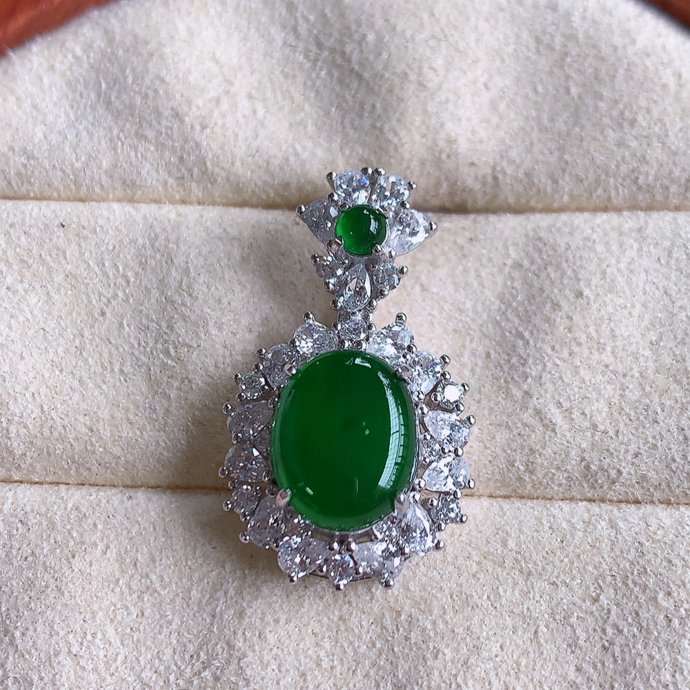 冰润飘绿蛋面翡翠吊坠，925银镶嵌 质地细腻，清秀高雅，饱满圆润  款式大方经典，颜色鲜艳，沁人心脾，高质量精品   W502.28  整体尺寸：24.8-14.5-8mm   裸石尺寸：10-8mm