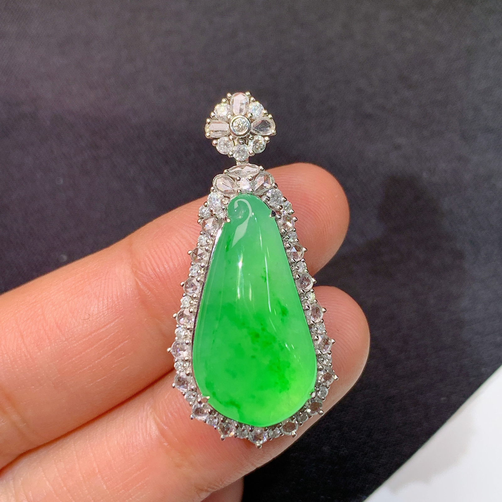 冰阳绿福瓜吊坠，18k金镶嵌，冰润色阳，玉质细腻，种水足，Tl 尺寸35*16.6*9.1