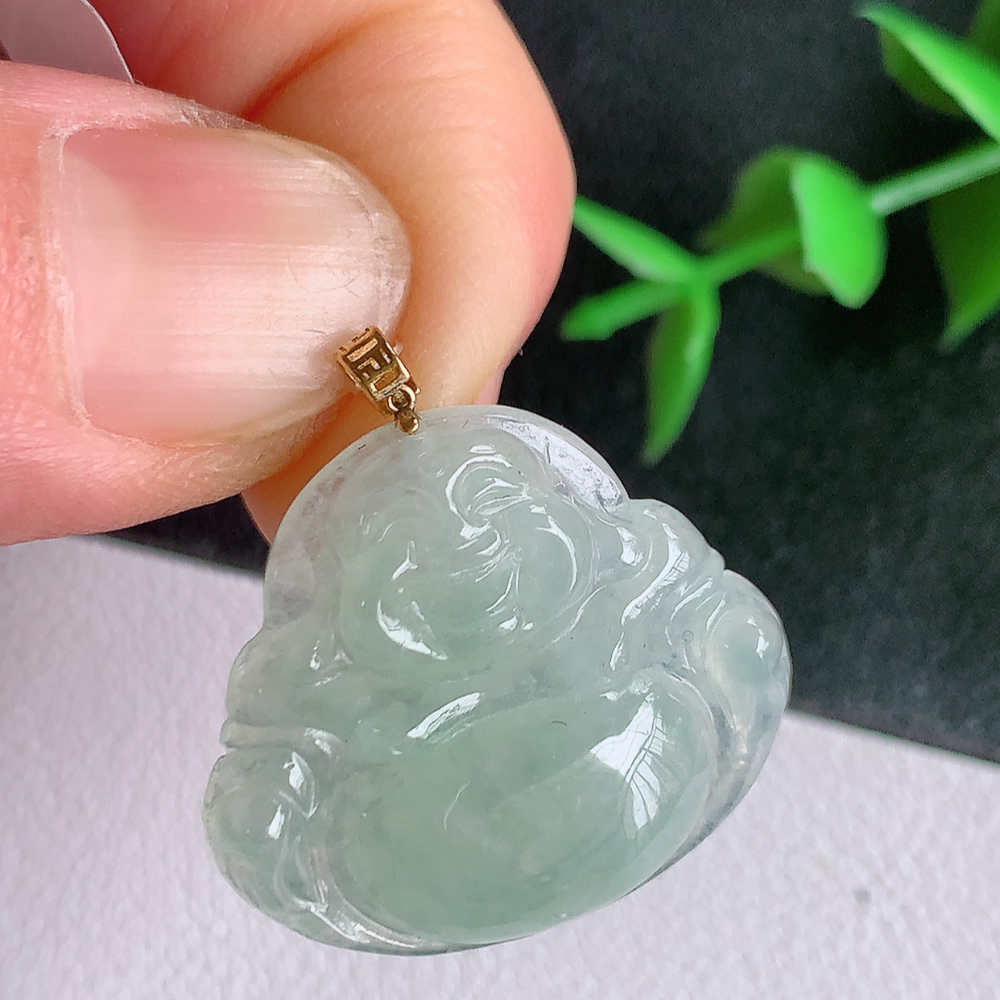 18k金扣冰润佛公挂件 玉质细腻  精雕弥勒佛，笑佛福耳垂肩，面相喜庆，开怀大笑，憨态可掬。惟妙惟肖