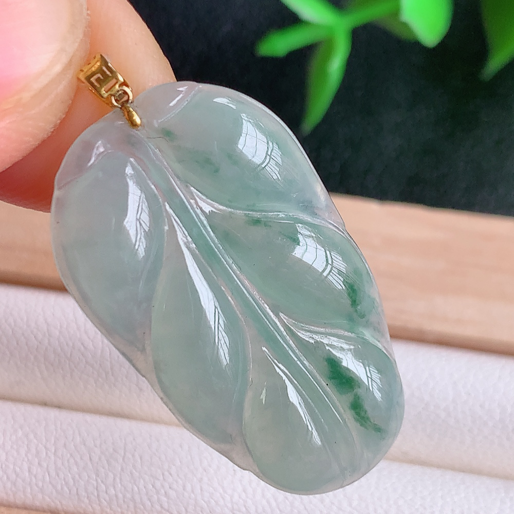 18k金扣冰润飘花金枝玉叶翡翠吊坠  老种起胶感  飘花灵动  寓意“金枝玉叶，大业有成，一夜成名”  饱满大气，水润通透。W49.28  尺寸：31-18-3.5mm