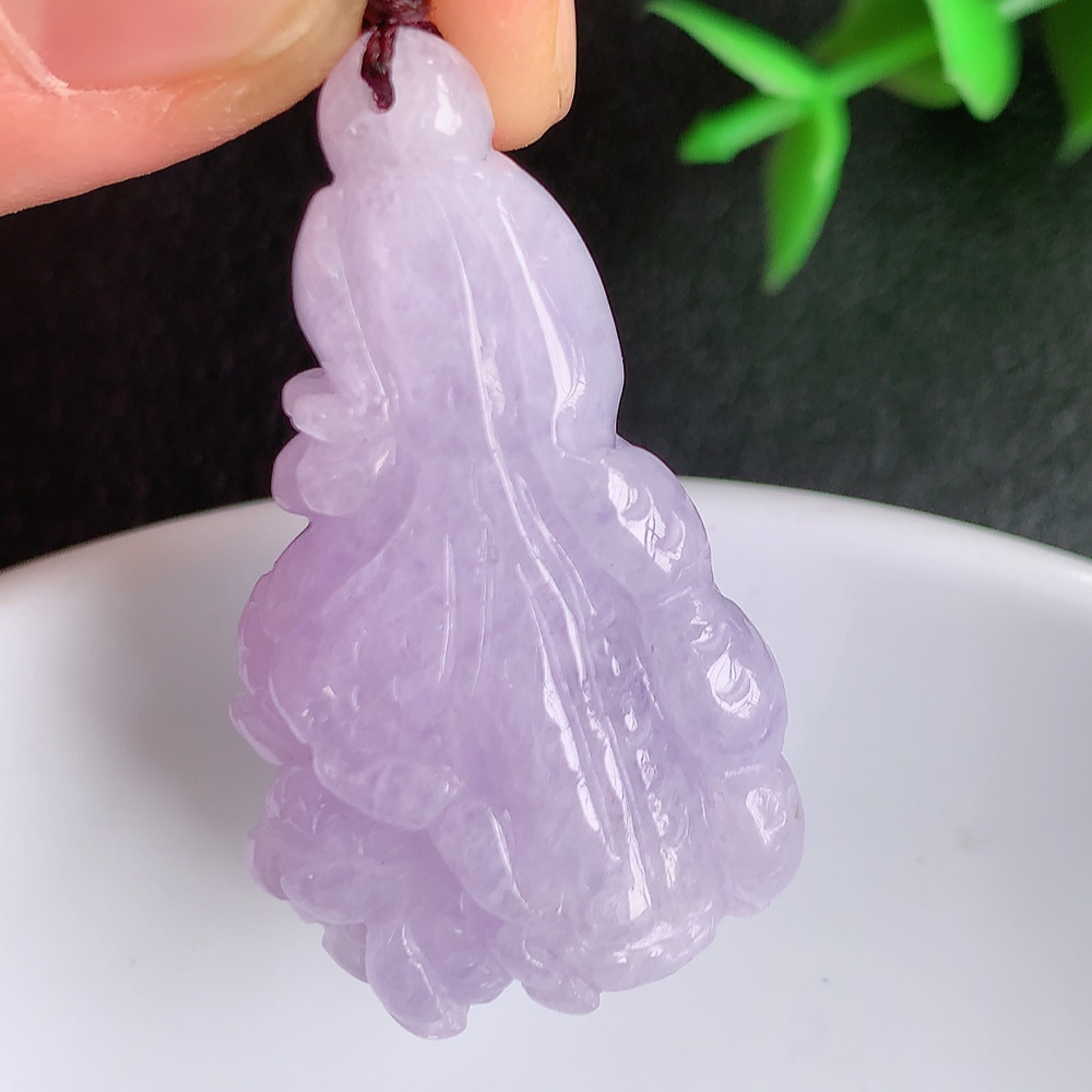 冰润紫罗兰白菜吊坠  玉质细腻，巧雕白菜，叶脉纹理细密，饱和紧密;茎叶粗壮有力，白菜”音通“百财”，“玉”通“遇”，合起来就是“遇百财”之意，寄予事业生活中财源广进，一帆风顺 W57.28  尺寸：37-21-12mm