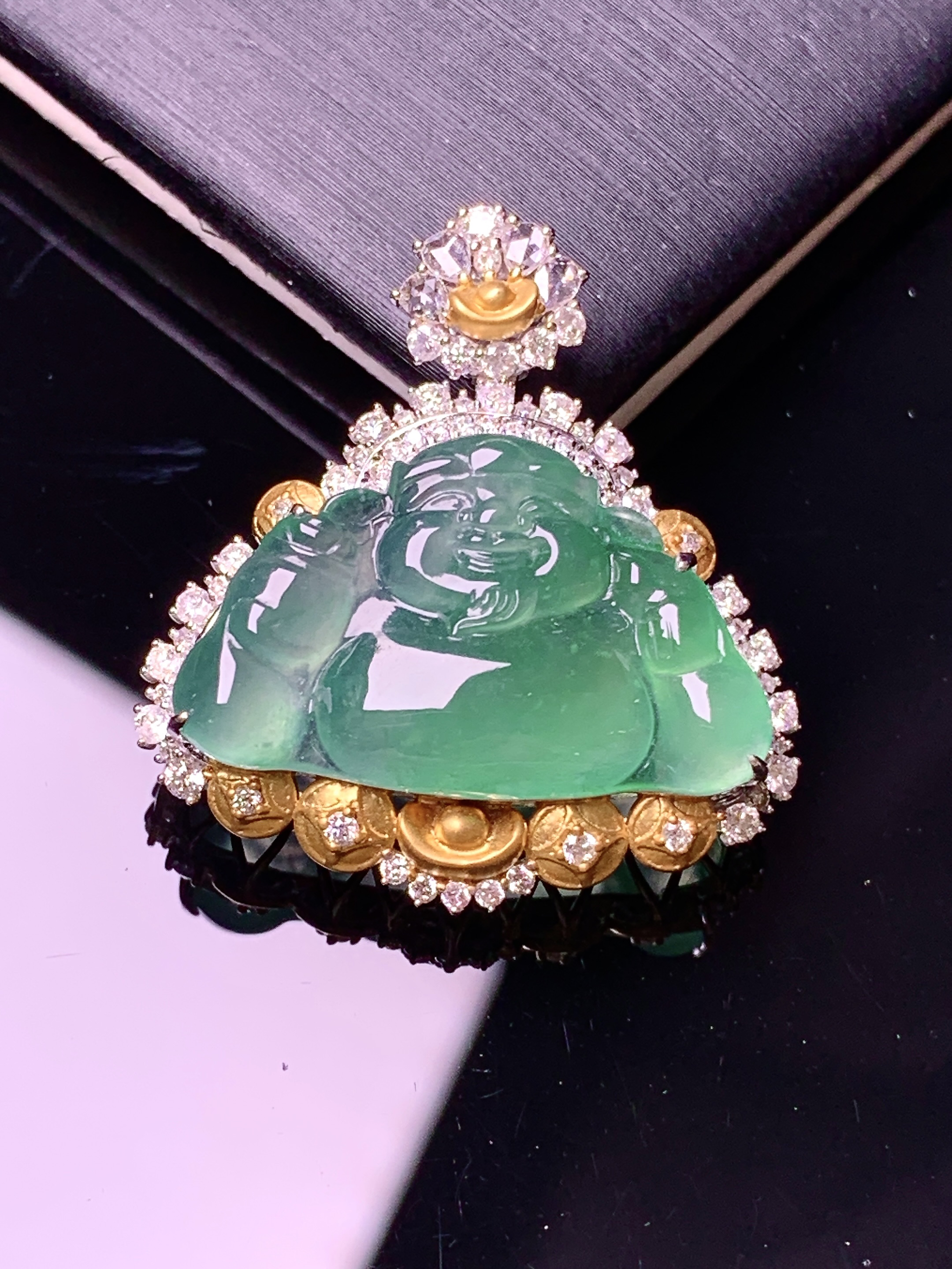 18k金钻镶嵌冰种晴明绿佛公吊坠 玉质细腻 色泽艳丽清新 水润亮眼 整体尺寸28.5*26.2*8.8m5