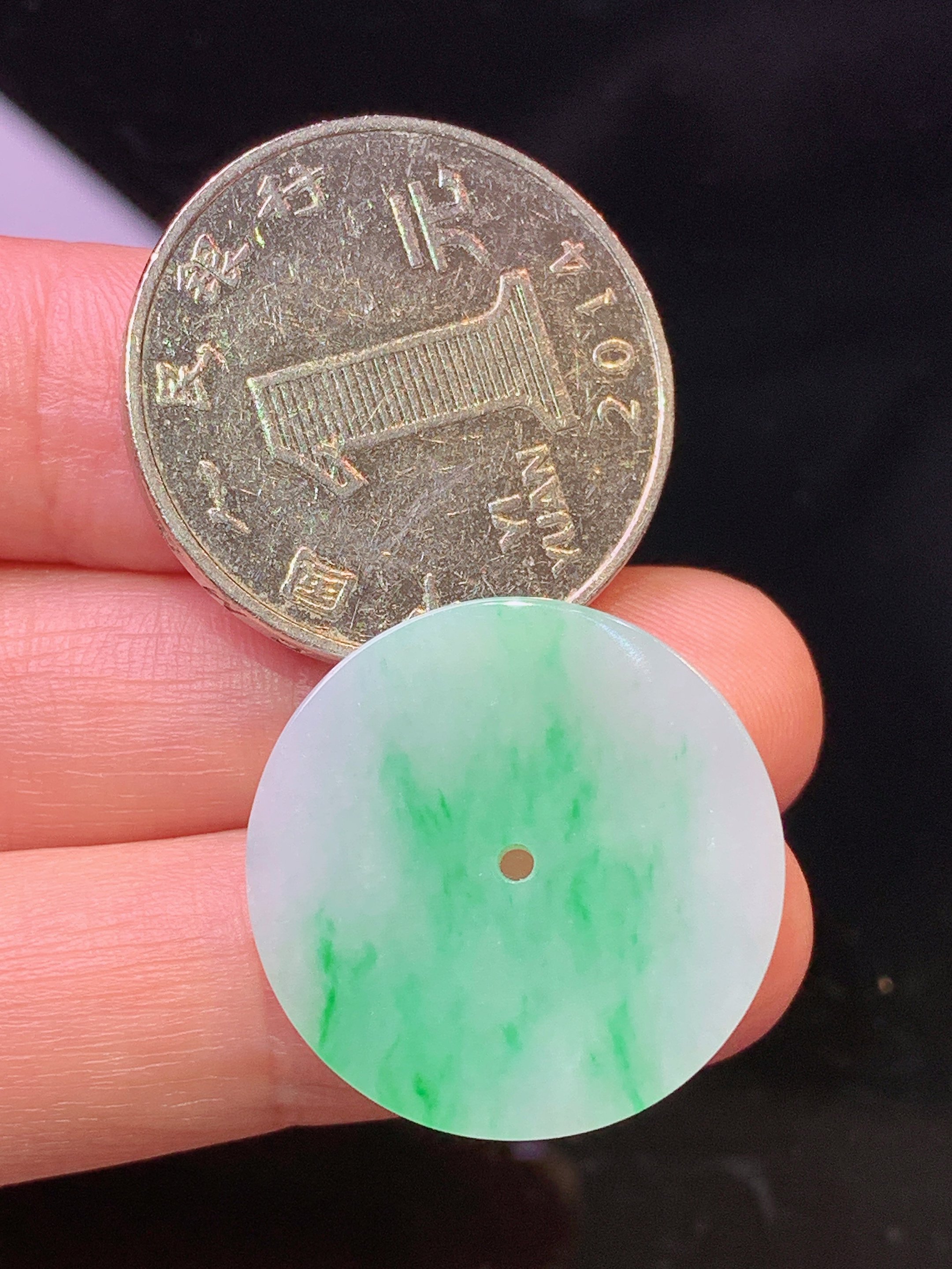 飘绿圆牌吊坠 玉质细腻 色泽艳丽清新 水润亮眼 整体尺寸22.5*3.2L2