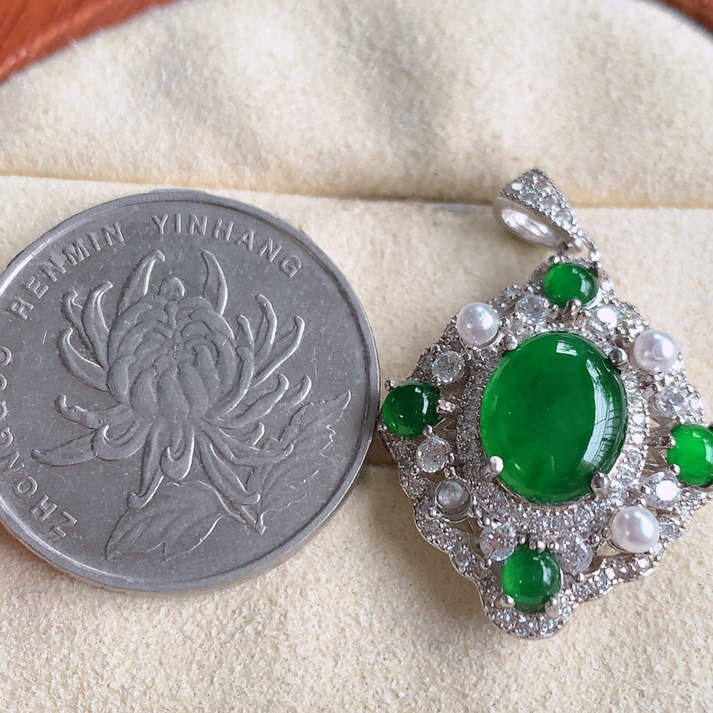 冰润飘绿蛋面翡翠吊坠，925银镶嵌 质地细腻，清秀高雅，饱满圆润  款式大方经典，颜色鲜艳，沁人心脾，高质量精品   W502.28  整体尺寸：25.5-20-8.8mm   裸石尺寸：10-8mm