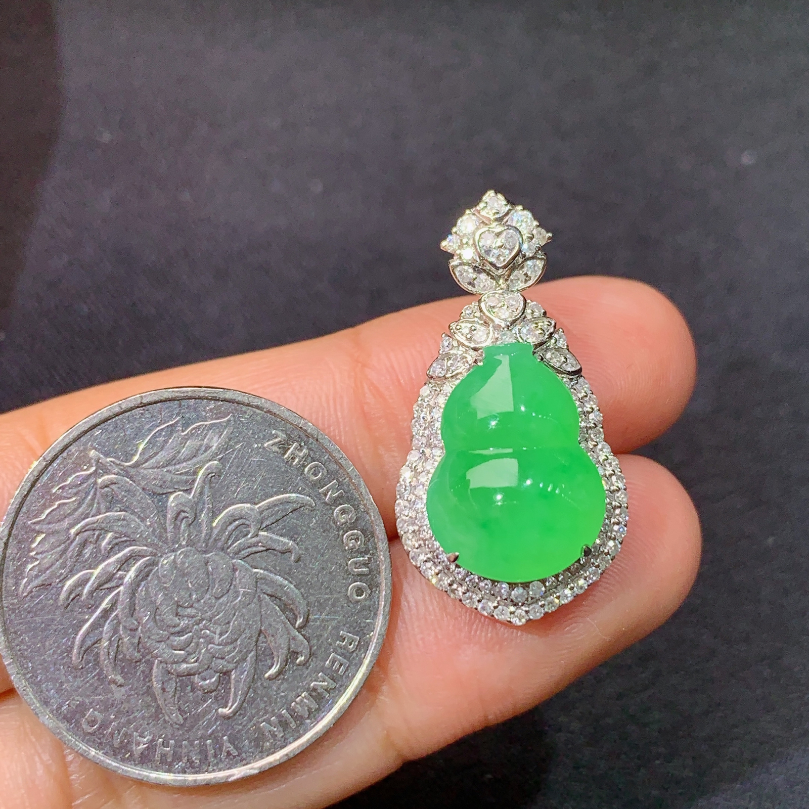 冰阳绿葫芦吊坠，18k金镶嵌，冰润色阳，玉质细腻，种水足，Yh1 尺寸27.1*14.1*9.6