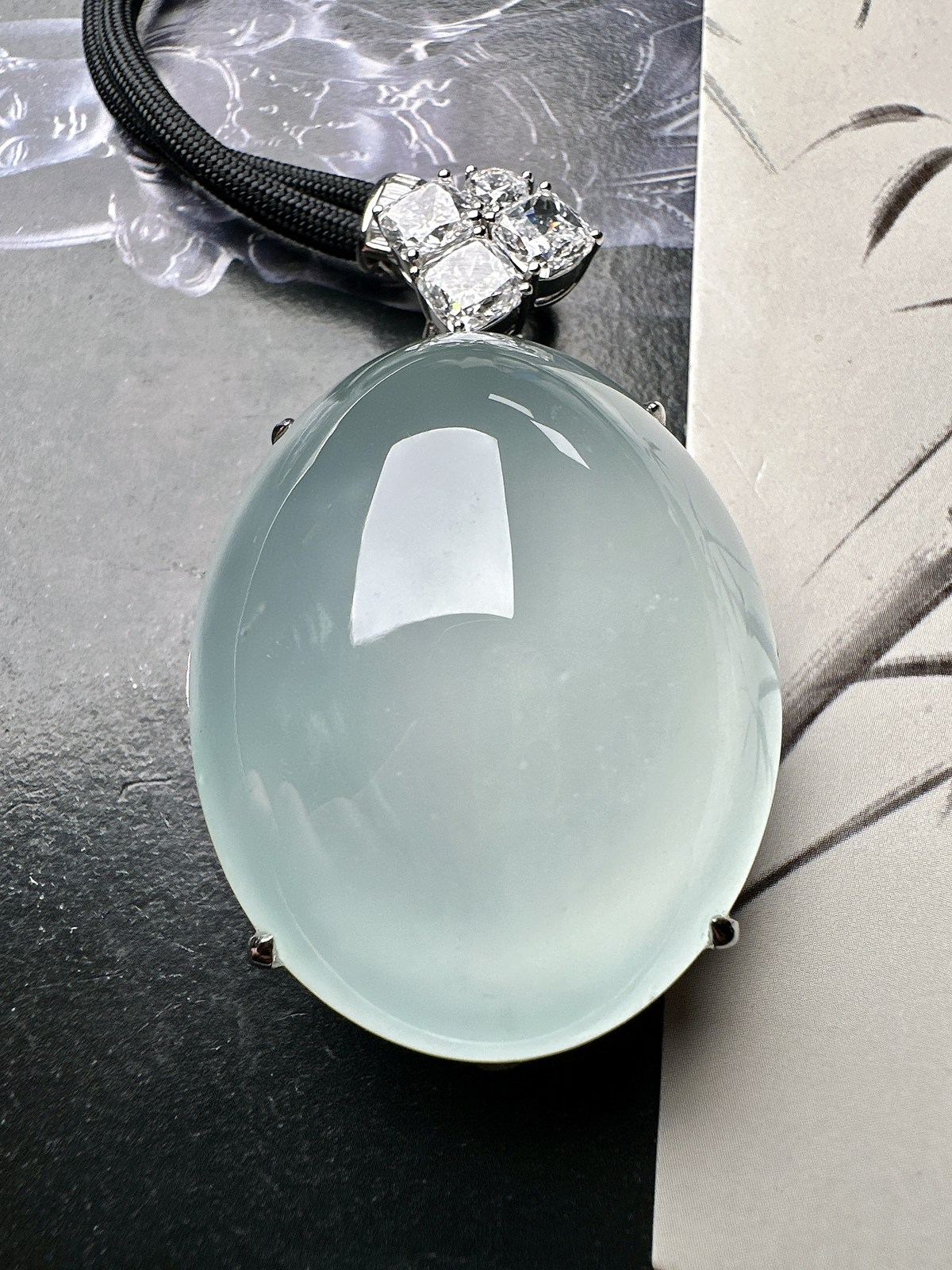 【冰种天空蓝大蛋面】鸽子蛋，珍藏品，晶莹剔透，起强荧光，冰润动人。18k金钻镶嵌，裸石尺寸43*35*18.2毫米