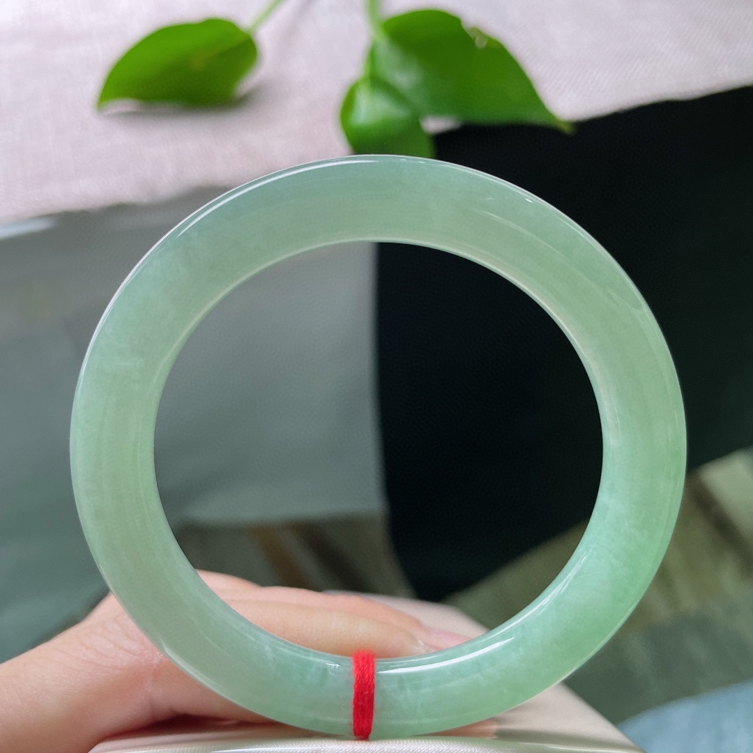 55.3/9.3果绿圆条，水润细腻，清新简约，秀丽倾心