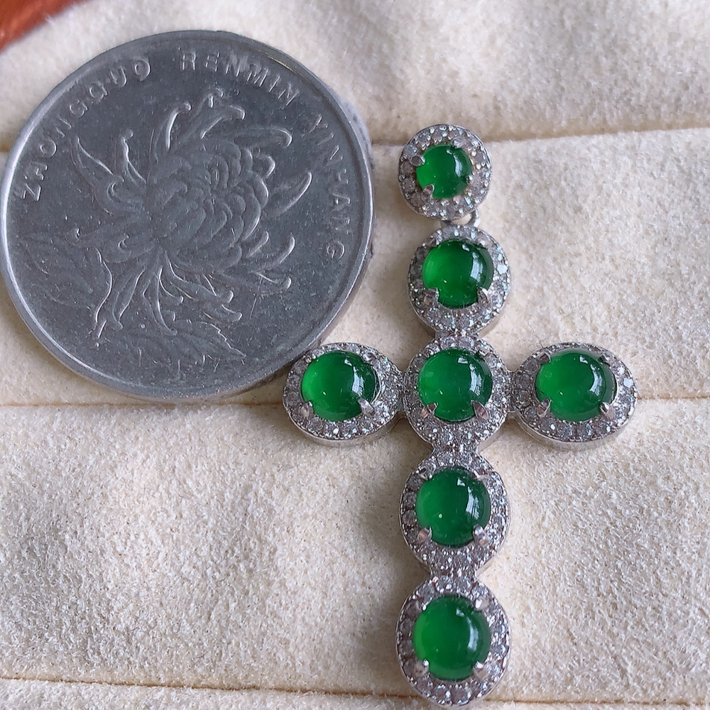 冰满绿翡翠925银镶嵌十字架挂件，自然光实拍，翠色灵动，颜色漂亮，种老水足，品相佳，佩戴佳品！W502.28  整体尺寸：36.5-21.5-4.6mm  裸石尺寸：4.2mm