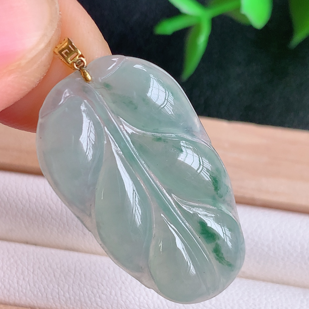 18k金扣冰润飘花金枝玉叶翡翠吊坠  老种起胶感  飘花灵动  寓意“金枝玉叶，大业有成，一夜成名”