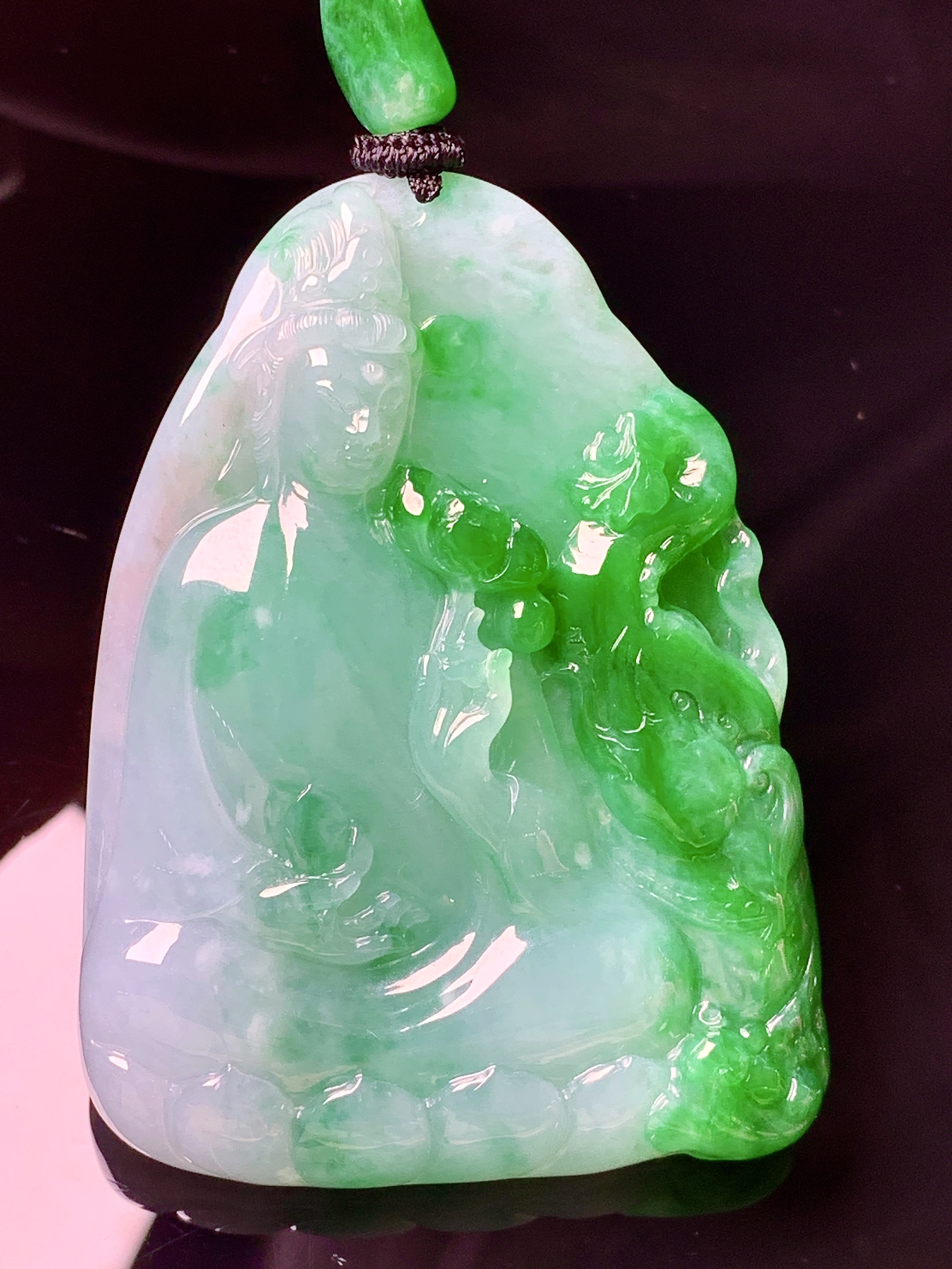 飘绿观音菩萨吊坠 玉质细腻 色泽艳丽清新 水润亮眼 整体尺寸61.5*45.8*8.2w1
