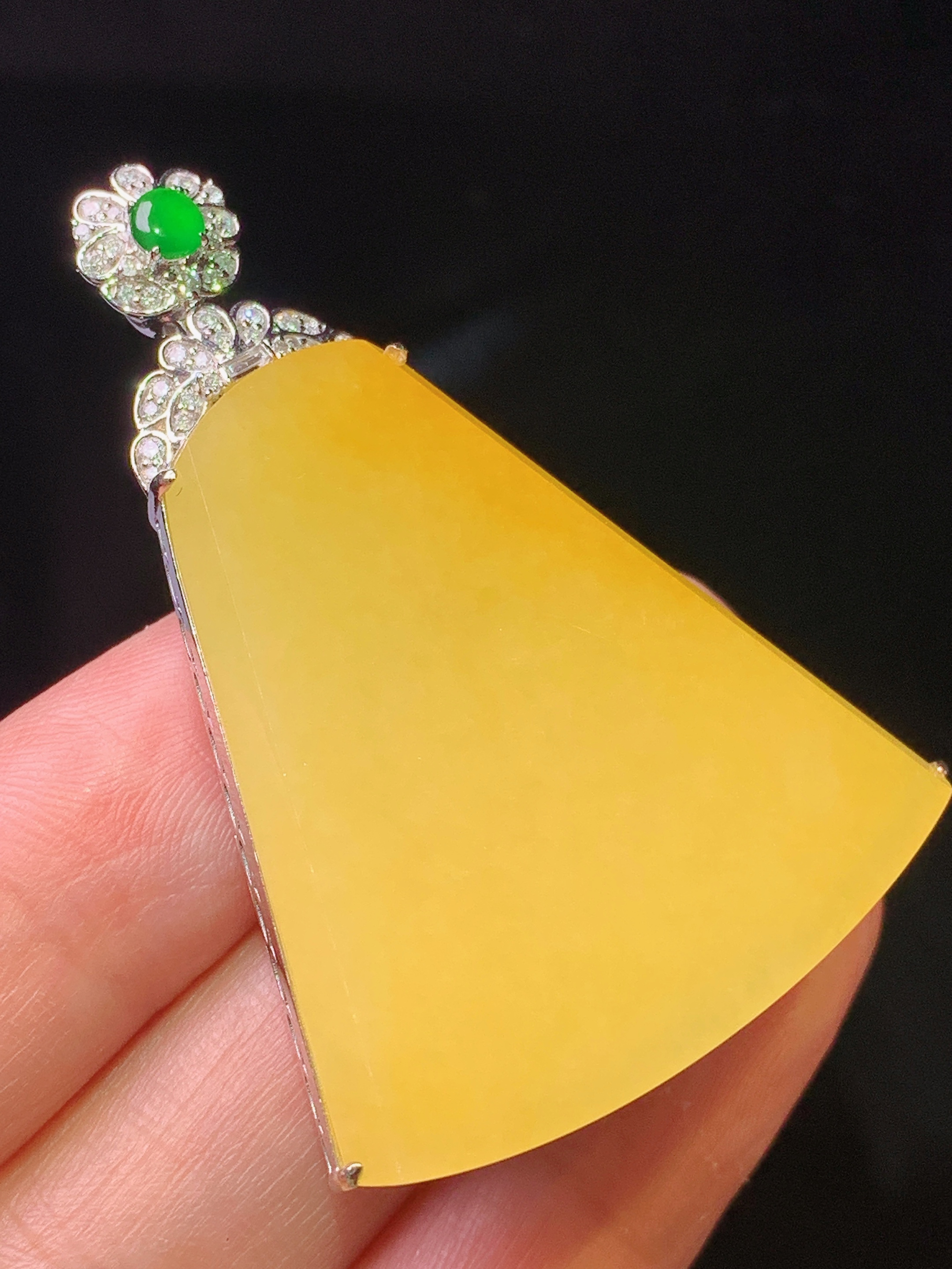 18k金钻镶嵌黄翡无事牌吊坠 玉质细腻 色泽艳丽清新 水润亮眼 整体尺寸48*33*7.6m5