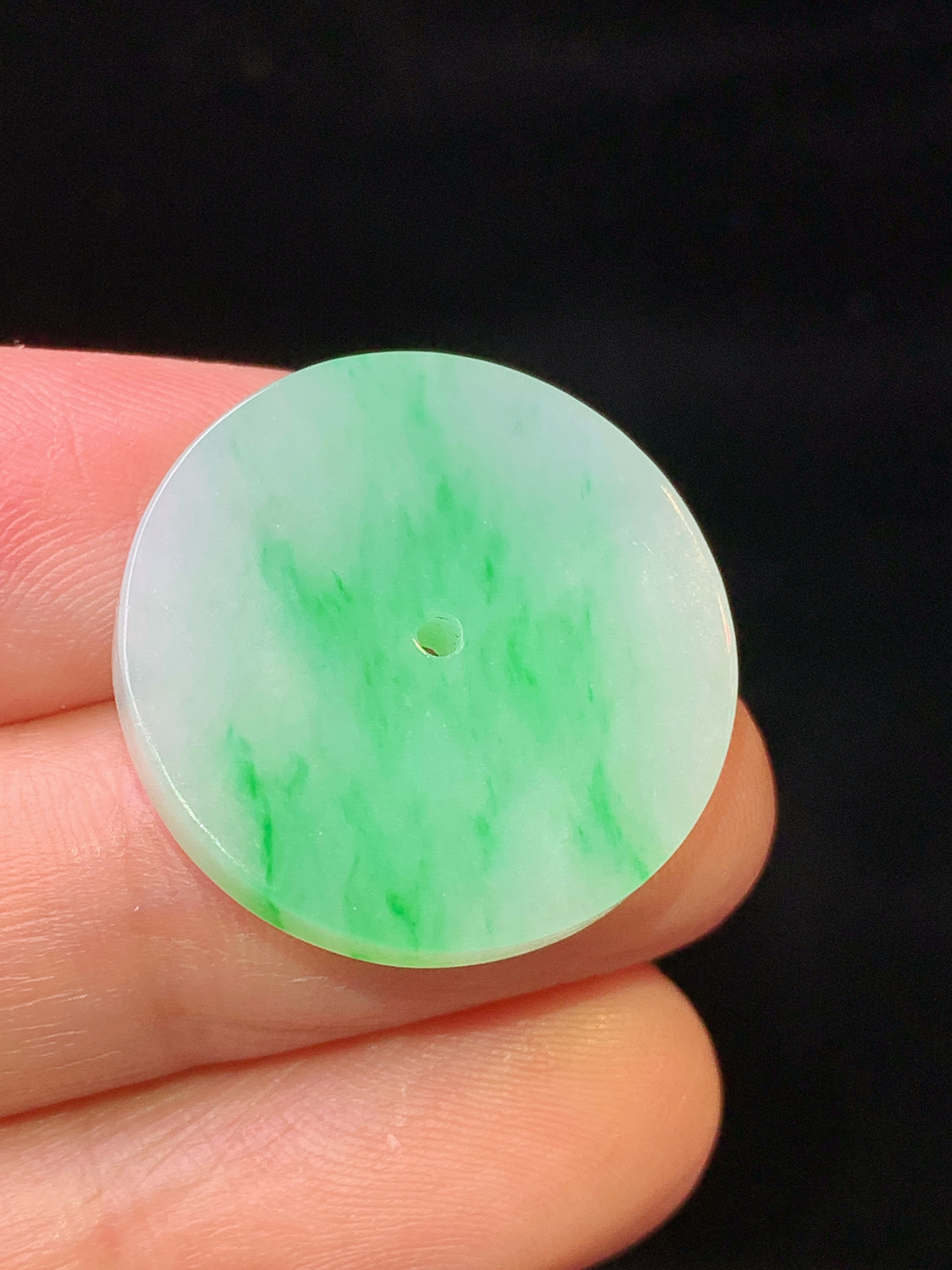 飘绿圆牌吊坠 玉质细腻 色泽艳丽清新 水润亮眼 整体尺寸22.5*3.2L2