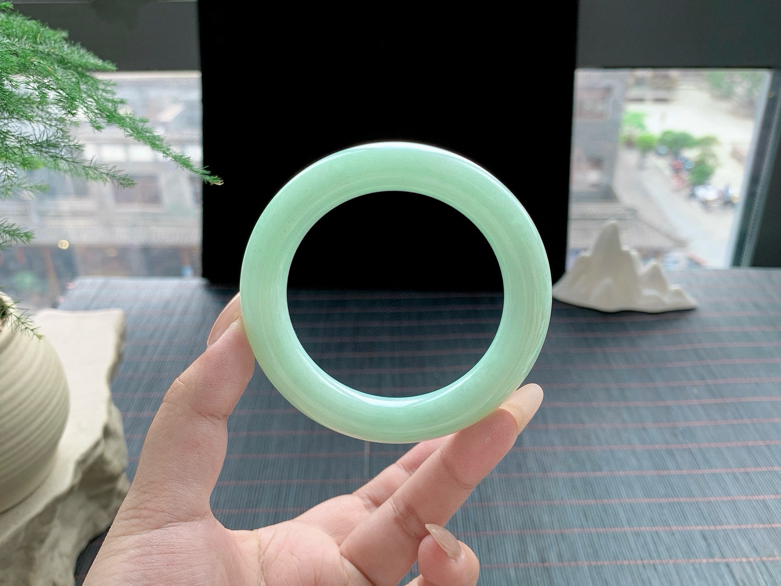 果绿圆条手镯，条形大气
尺寸：53.3-11.3-11.3